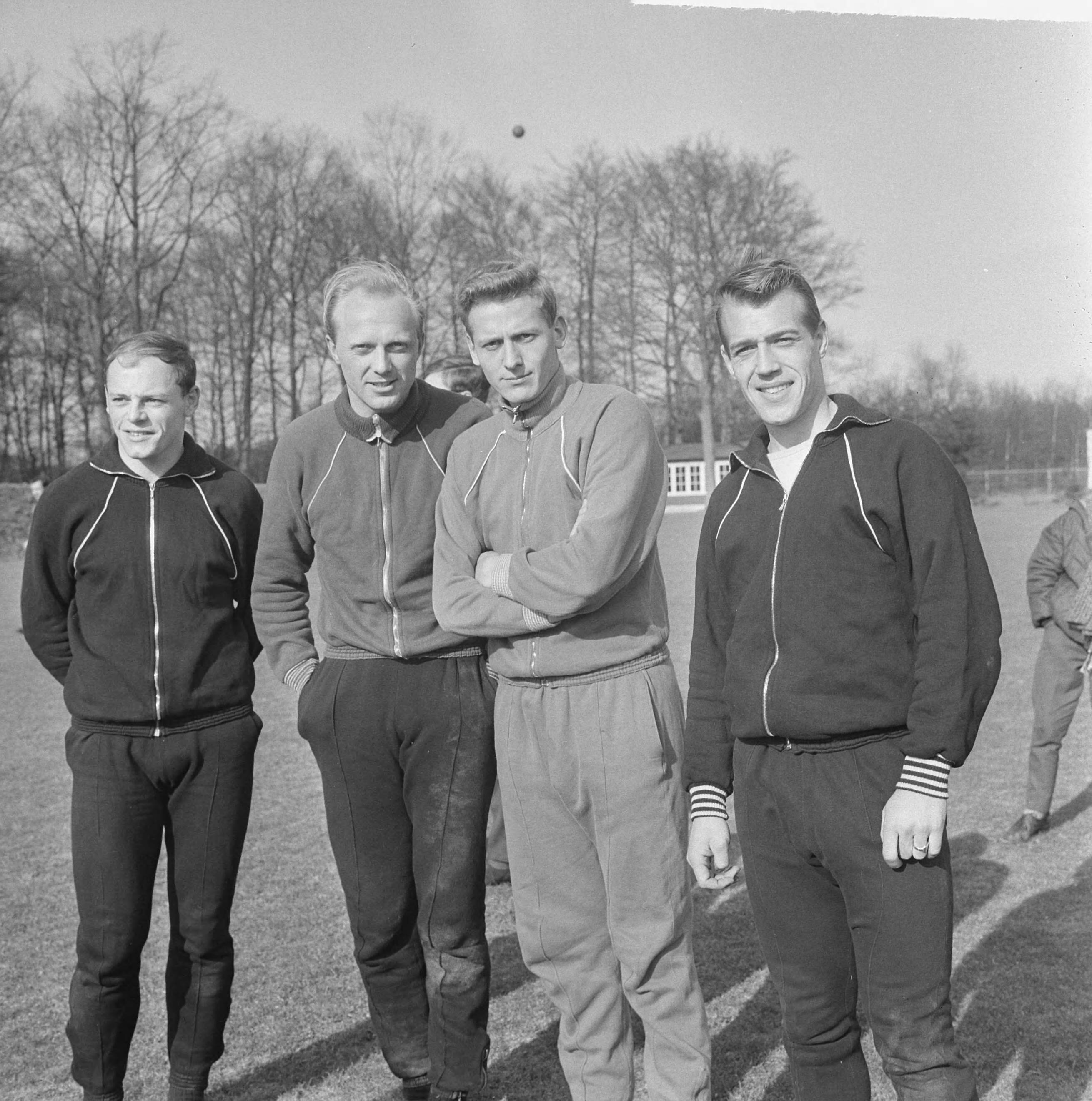 Fotocollectie Anefo — Nederlands elftal in training voor interland tegen België. Enkele spelers op het trainingsveld, vlnr. Bergholtz, Kruiver, Nuninga en Petersen — Foto: Koch, Eric / Anefo. Licentie: Set B: Rechtenvrij / Publiek Domein. Bron: Nationaal Archief. http://hdl.handle.net/10648/aa5f62ae-d0b4-102d-bcf8-003048976d84
