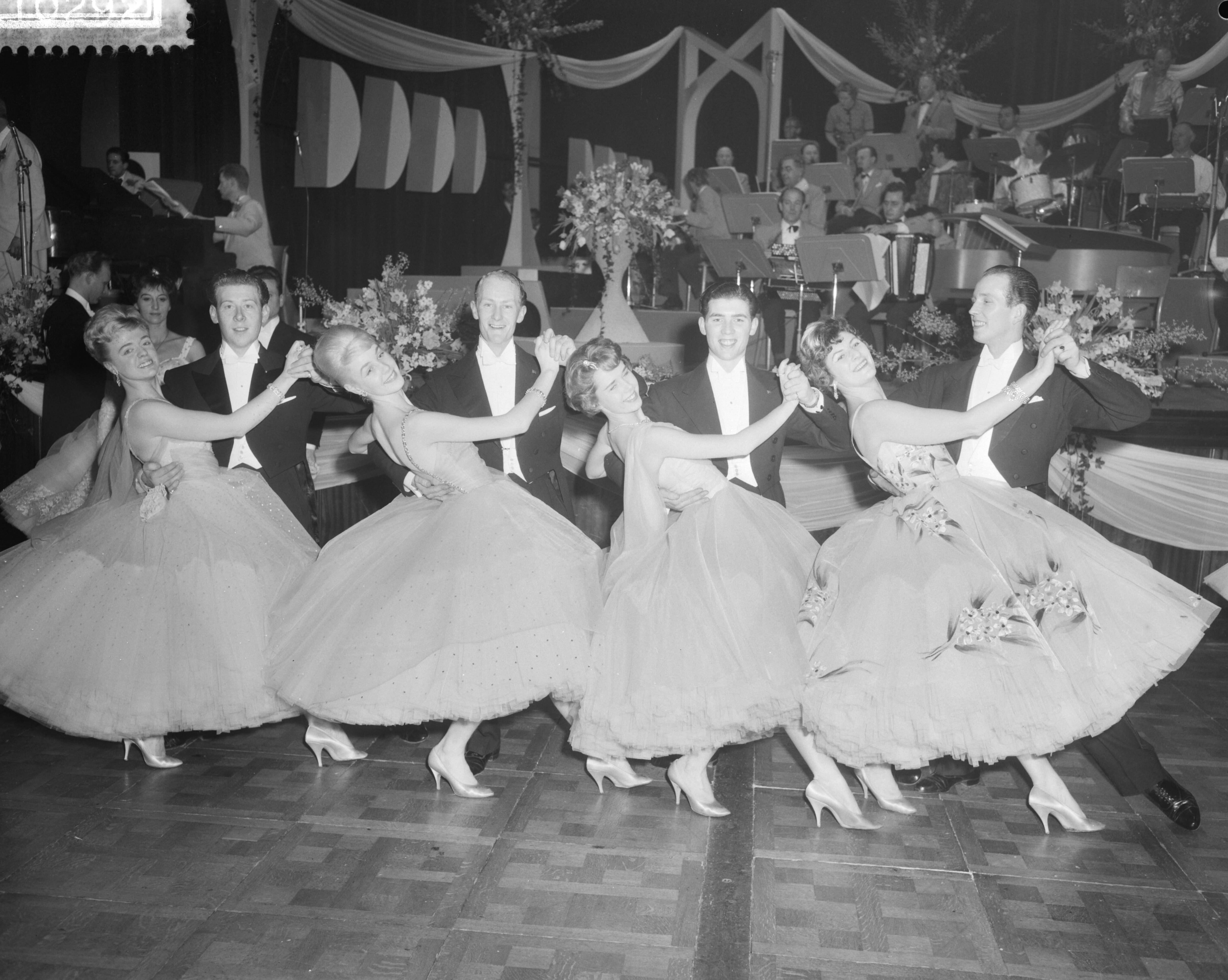 Fotocollectie Anefo — AVRO's danstoernooi in het Kurhaus te Scheveningen. Het winnende Engelse team — Foto: Behrens, Herbert F. / Anefo. Licentie: Set B: Rechtenvrij / Publiek Domein. Bron: Nationaal Archief. http://hdl.handle.net/10648/a9a8348a-d0b4-102d-bcf8-003048976d84