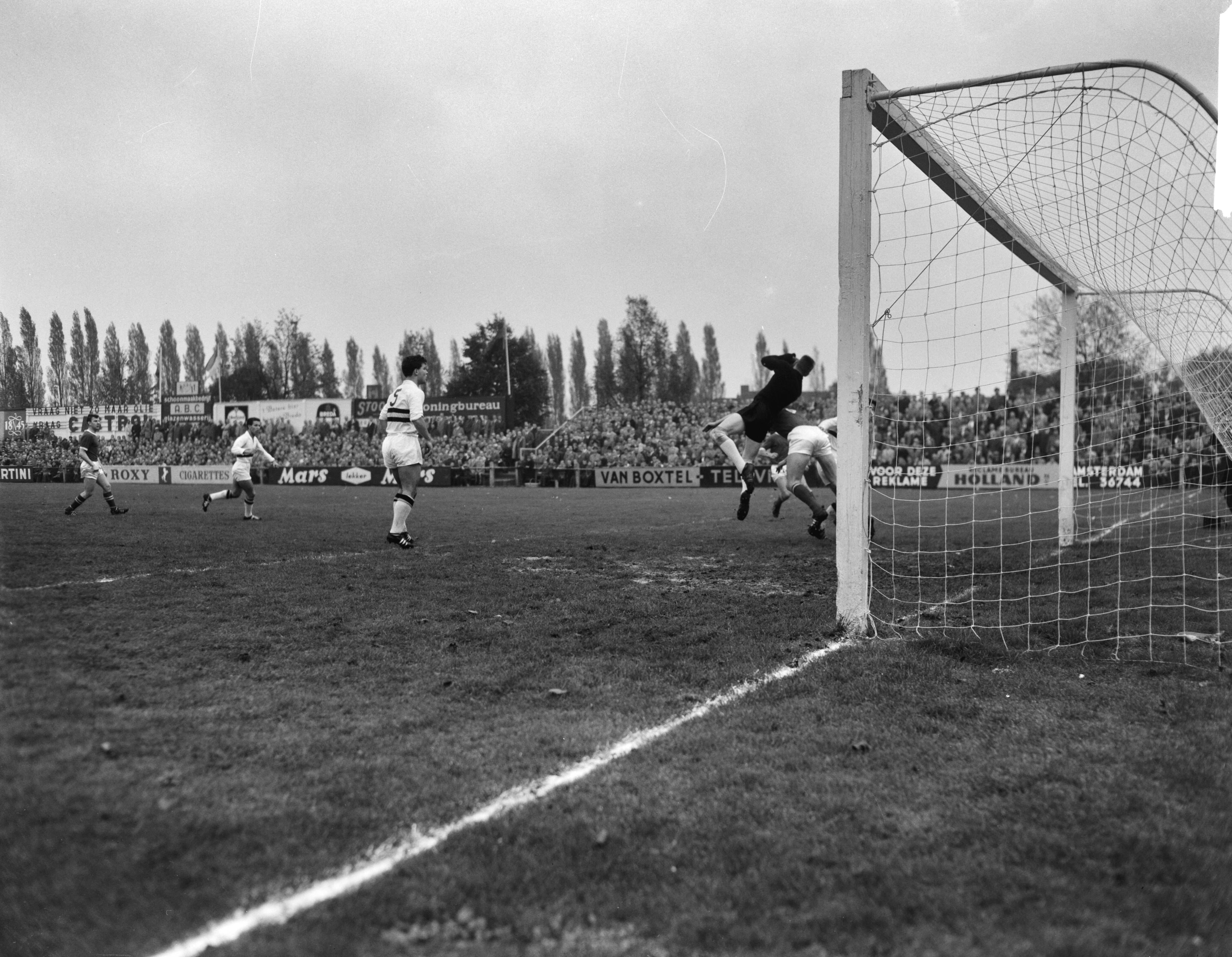 Fotocollectie Anefo — Voetbal. NAC tegen Ajax 1-3. Spelmoment voor het doel van NAC — Foto: Koch, Eric / Anefo. Licentie: Set B: Rechtenvrij / Publiek Domein. Bron: Nationaal Archief. http://hdl.handle.net/10648/a9e9ace4-d0b4-102d-bcf8-003048976d84