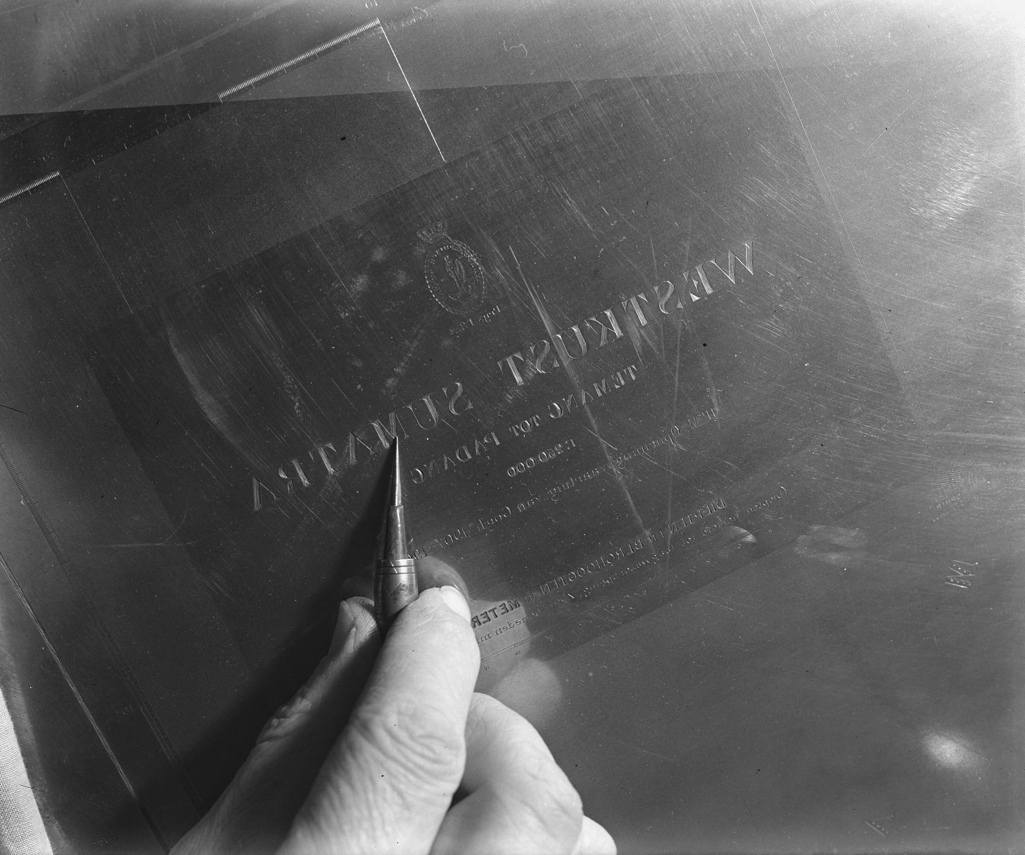 Fotocollectie Anefo — Werkzaamheden in het Hydrografisch Instituut Den Haag — Foto: Raucamp, Koos / Anefo. Licentie: Set B: Rechtenvrij / Publiek Domein. Bron: Nationaal Archief. http://hdl.handle.net/10648/a896ce58-d0b4-102d-bcf8-003048976d84
