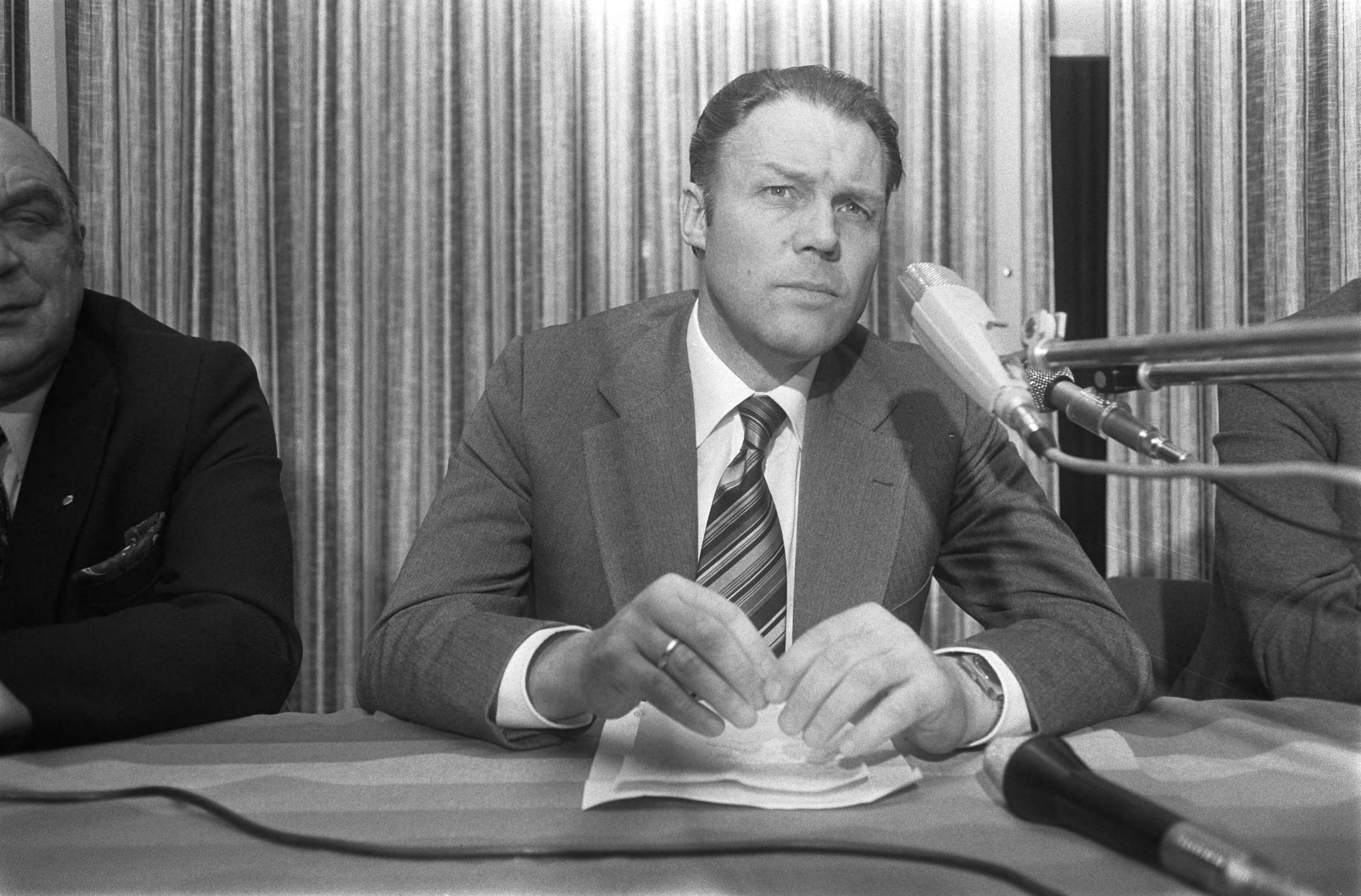 Rinus Michels, supervisor van het Nederlands elftal bij het WK voetbal in 1974 geeft een persconferentie in het KNVB-centrum te Zeist — Rinus Michels — Foto: Fotograaf Onbekend / Anefo. Licentie: Set B: Rechtenvrij / Publiek Domein. Bron: Nationaal Archief. http://hdl.handle.net/10648/ac42d204-d0b4-102d-bcf8-003048976d84