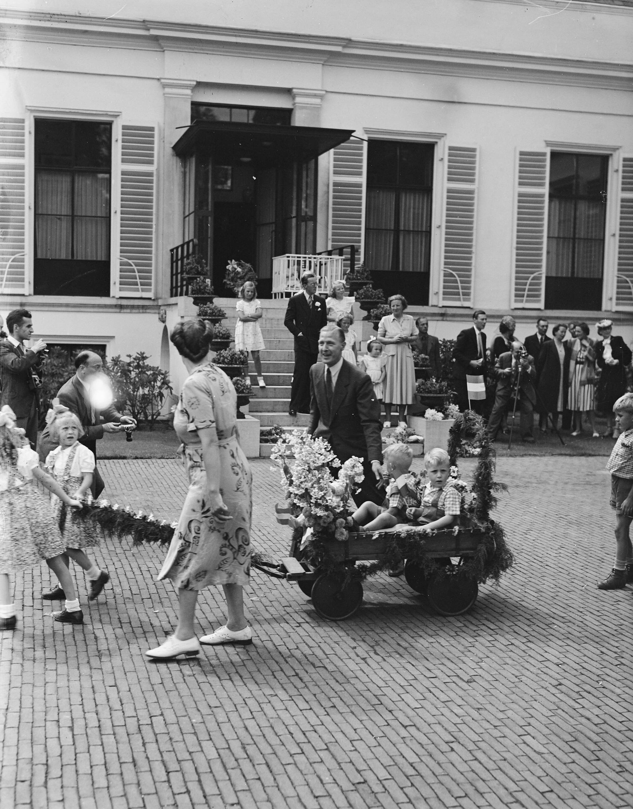 Bloemencorso ter ere van 9e verjaardag van prinses Irene — Foto: Merk, Ben / Anefo. — Licentie: Set B: Rechtenvrij / Publiek Domein. Bron: Nationaal Archief. http://hdl.handle.net/10648/a8bac664-d0b4-102d-bcf8-003048976d84