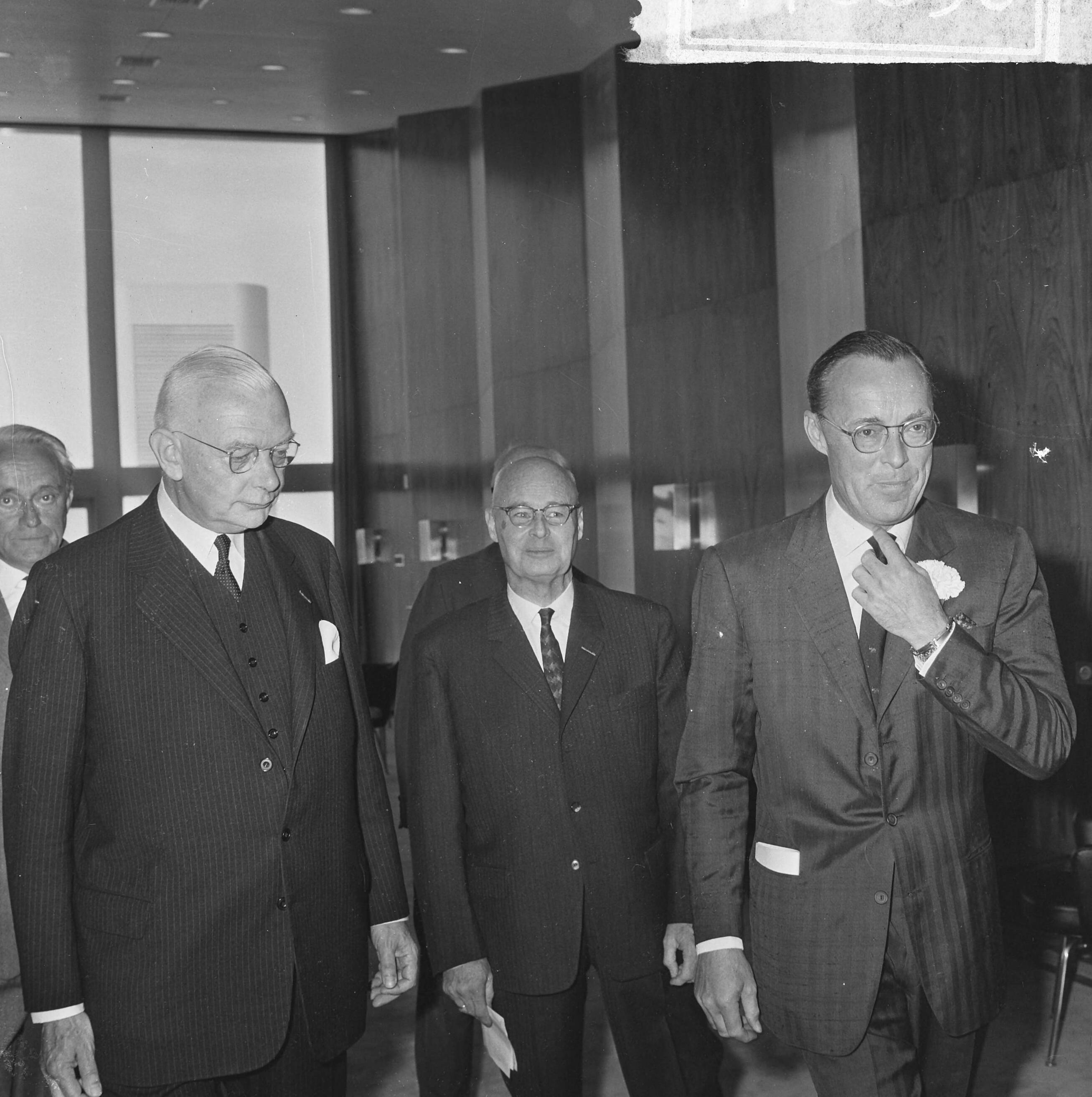 Fotocollectie Anefo — Prins Bernhard opende nieuw gebouw van TNO te Den Haag. Hij is in gezelschap van de voorzitter van ZWO, prof. J.N. Bakhuizen van den Brink (links) en de voorzitter van TNO, prof. dr. H.W. Julius (midden) — Foto: Koch, Eric / Anefo. Licentie: Set B: Rechtenvrij / Publiek Domein. Bron: Nationaal Archief. http://hdl.handle.net/10648/aaaec344-d0b4-102d-bcf8-003048976d84