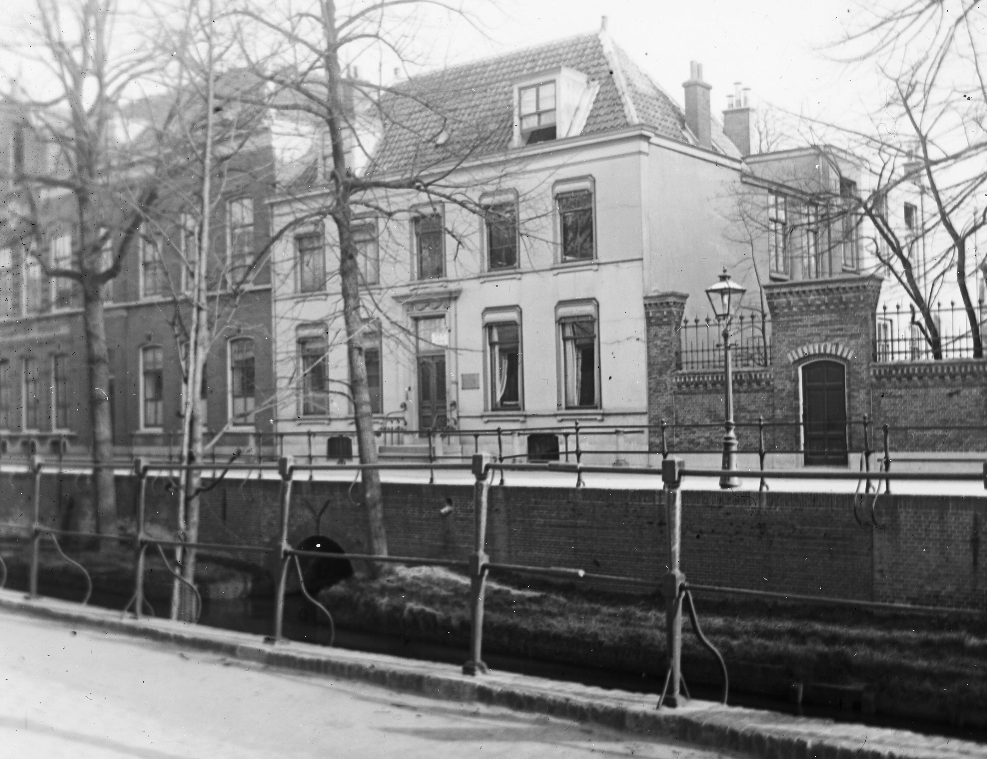 Fotocollectie Nederlandse Heidemaatschappij — Kantoor van de Heidemij in Utrecht — Foto: Fotograaf Onbekend / Heidemij. Licentie: Set B: Rechtenvrij / Publiek Domein. Bron: Nationaal Archief. http://hdl.handle.net/10648/ae49c864-d0b4-102d-bcf8-003048976d84