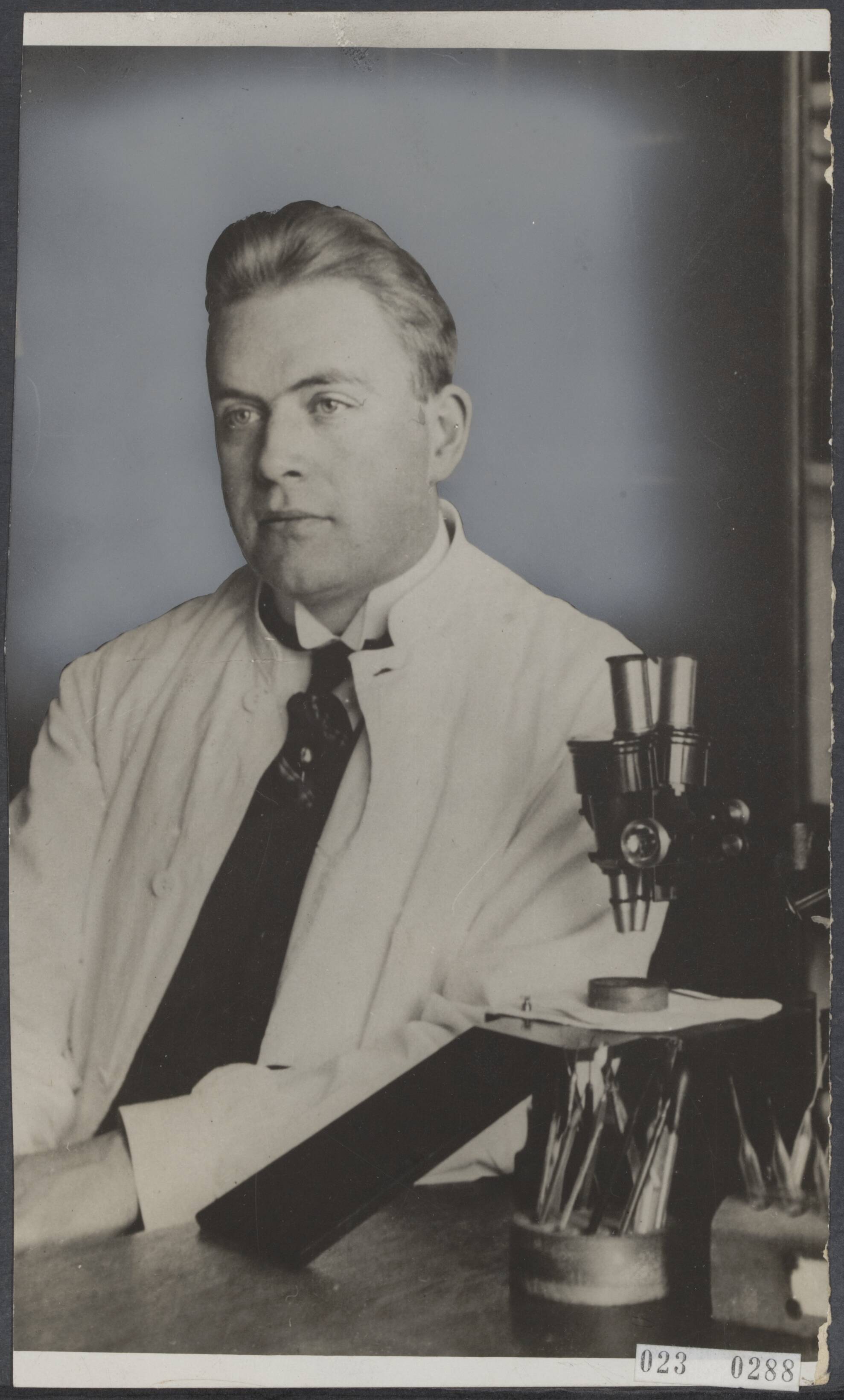 Fotocollectie Elsevier Binnenland — Dr. M.W. Woerdeman, hoogleraar geneeskunde te Groningen — Foto: N.V. Vereenigde Fotobureaux. Licentie: Set B: Rechtenvrij / Publiek Domein. Bron: Nationaal Archief. http://hdl.handle.net/10648/add454ee-d0b4-102d-bcf8-003048976d84