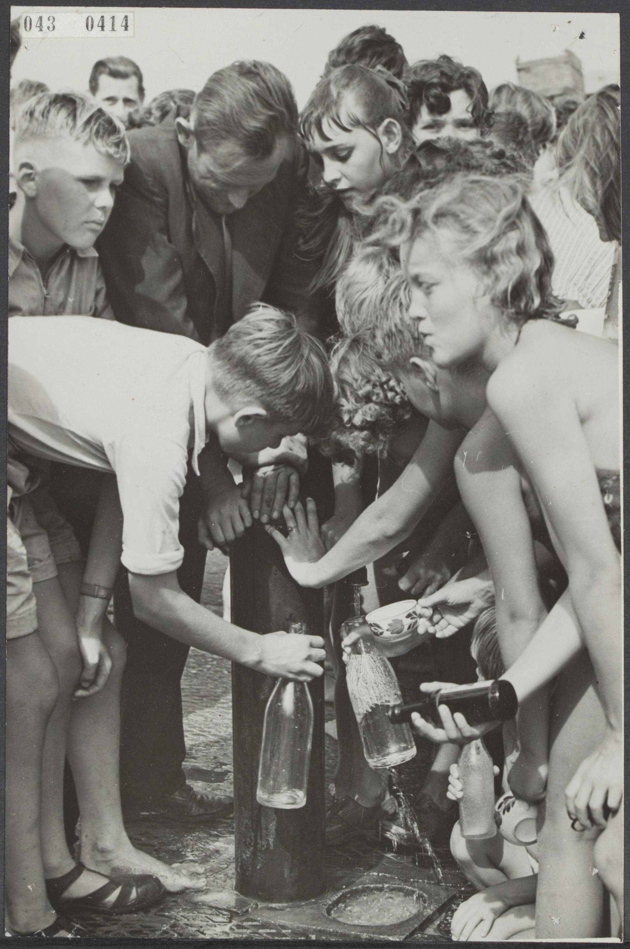 Fotocollectie Elsevier Binnenland — Grote drukte bij de waterkraantjes land het strand in Scheveningen — Foto: Fotograaf Onbekend / Anefo. Licentie: Set B: Rechtenvrij / Publiek Domein. Bron: Nationaal Archief. http://hdl.handle.net/10648/adf8eb60-d0b4-102d-bcf8-003048976d84