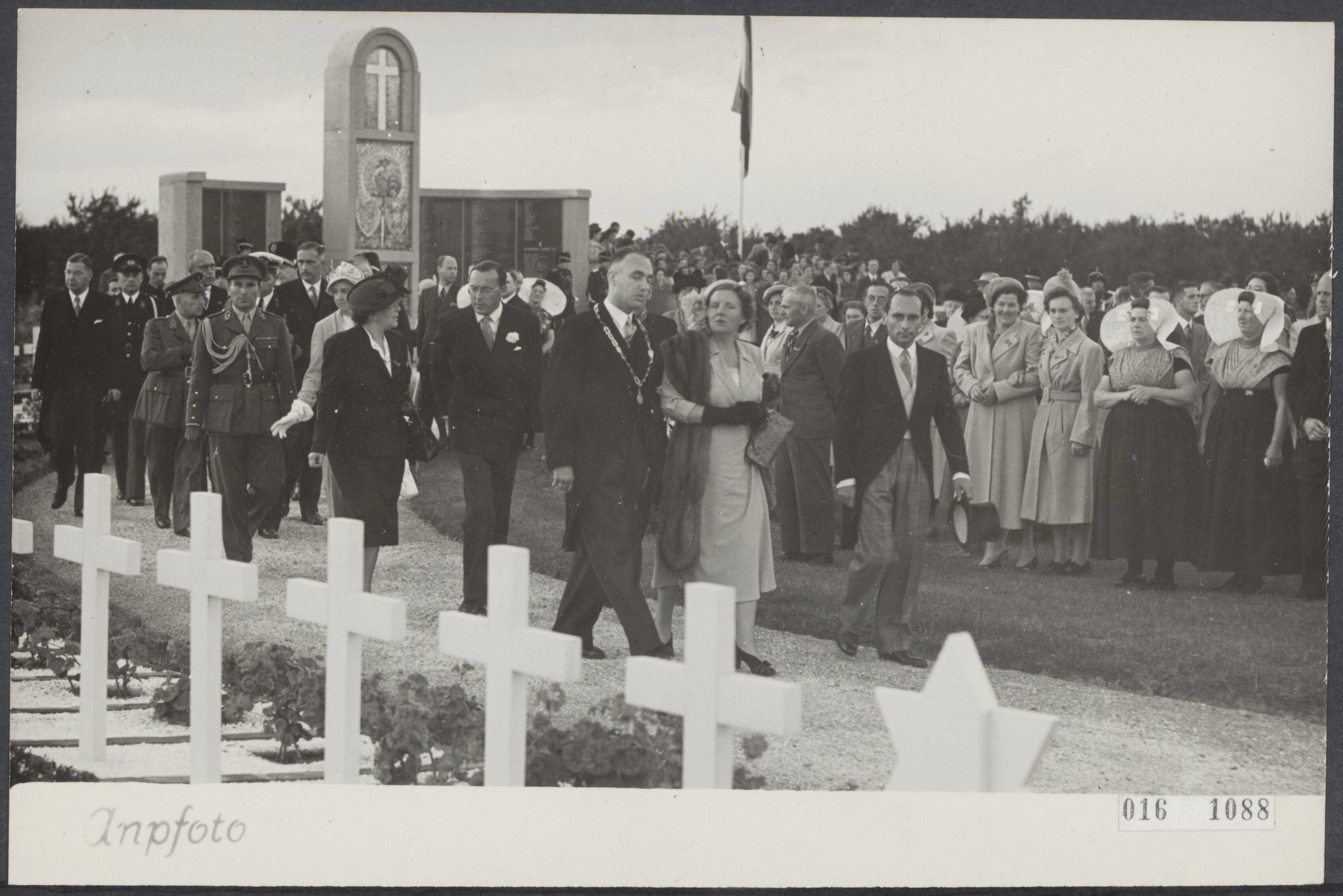 Fotocollectie Elsevier Binnenland — Tijdens hun bezoek aan de provincie Zeeland hebben koningin Juliana en prins Bernhard o.a. een bezoek gebracht aan Kapelle. Daar bezichtigden zij het Frans militaire ereveld, waar de koningin een krans legde bij het monument — Foto: ANP / RVD of rechtenvrij. Licentie: Set B: Rechtenvrij / Publiek Domein. Bron: Nationaal Archief. http://hdl.handle.net/10648/adbb587c-d0b4-102d-bcf8-003048976d84