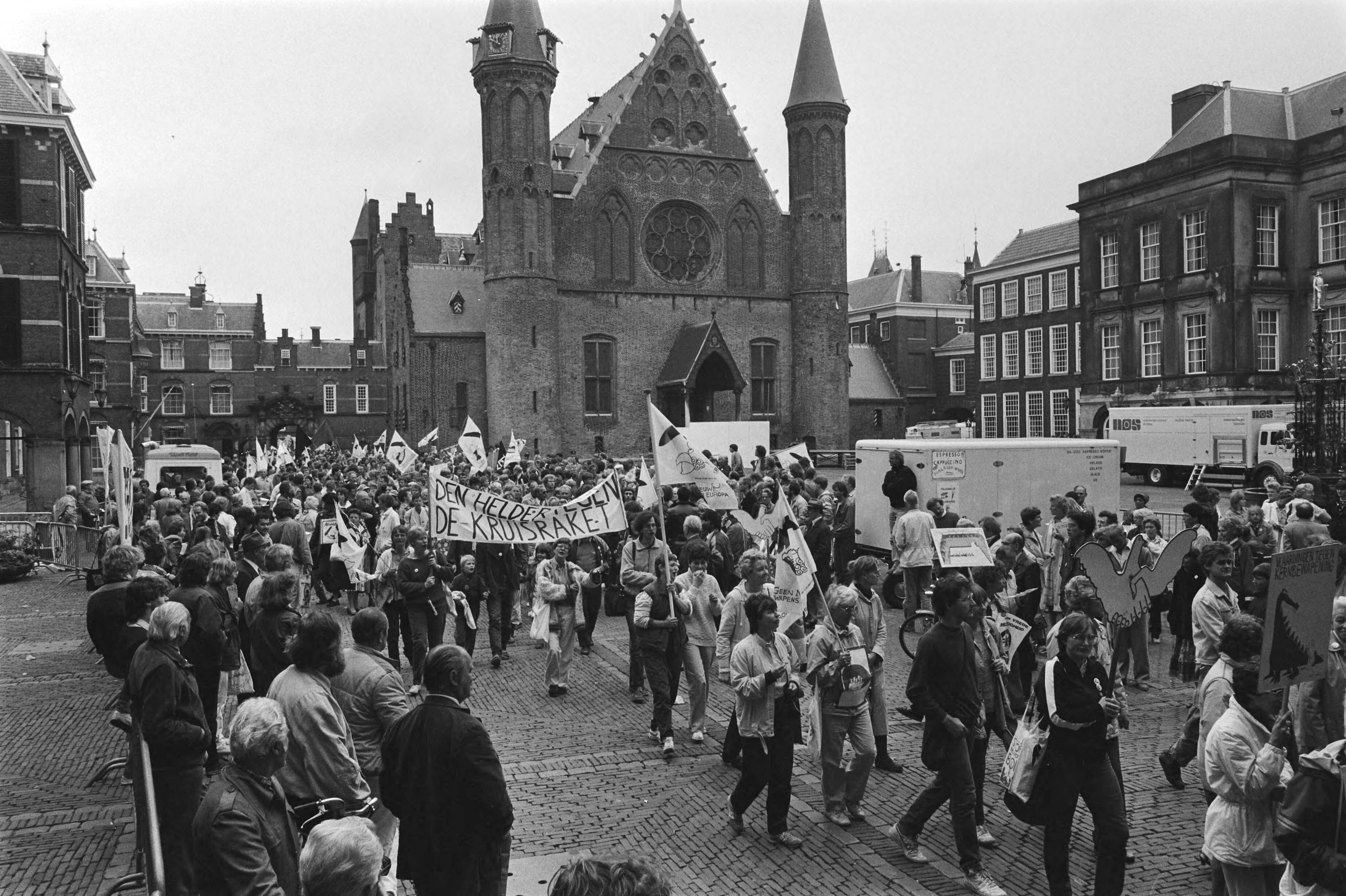 Fotocollectie Anefo — Demonstranten tegen kernwapens in Den Haag ivm debat in Tweede Kamer over kruisrakettenplaatsing — Foto: Antonisse, Marcel / Anefo. Licentie: Set B: Rechtenvrij / Publiek Domein. Bron: Nationaal Archief. http://hdl.handle.net/10648/ad39f548-d0b4-102d-bcf8-003048976d84