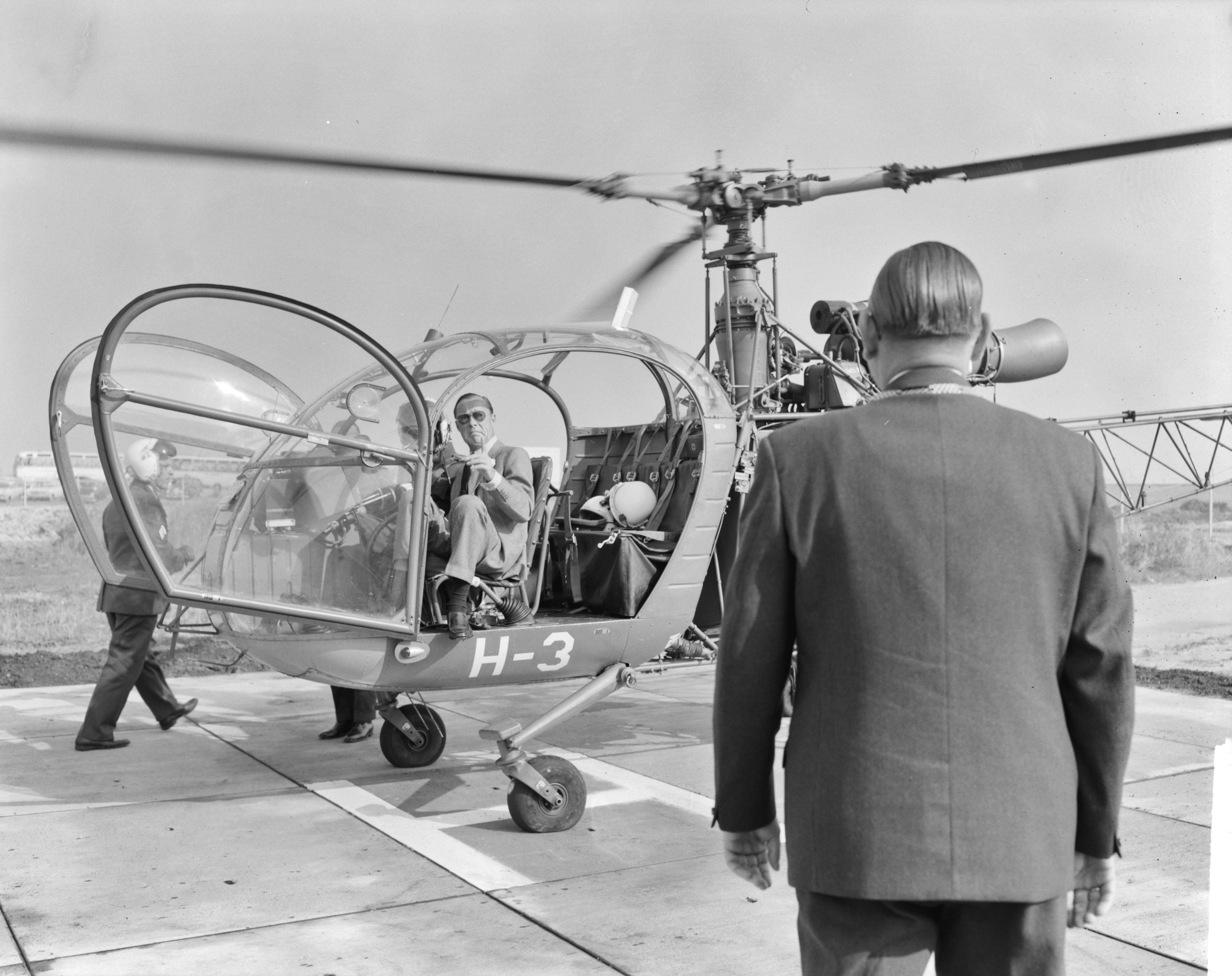 Fotocollectie Anefo — Prins Bernhard opende te Zaandam nieuwe fabriek "Indeco Coignet NV" , de prins kwam aan per helicopter. Op de rug gezien de burgemeester van Zaandam, G.J.D. Franken — Foto: Bilsen, Joop van / Anefo. Licentie: Set B: Rechtenvrij / Publiek Domein. Bron: Nationaal Archief. http://hdl.handle.net/10648/aa7b48c0-d0b4-102d-bcf8-003048976d84