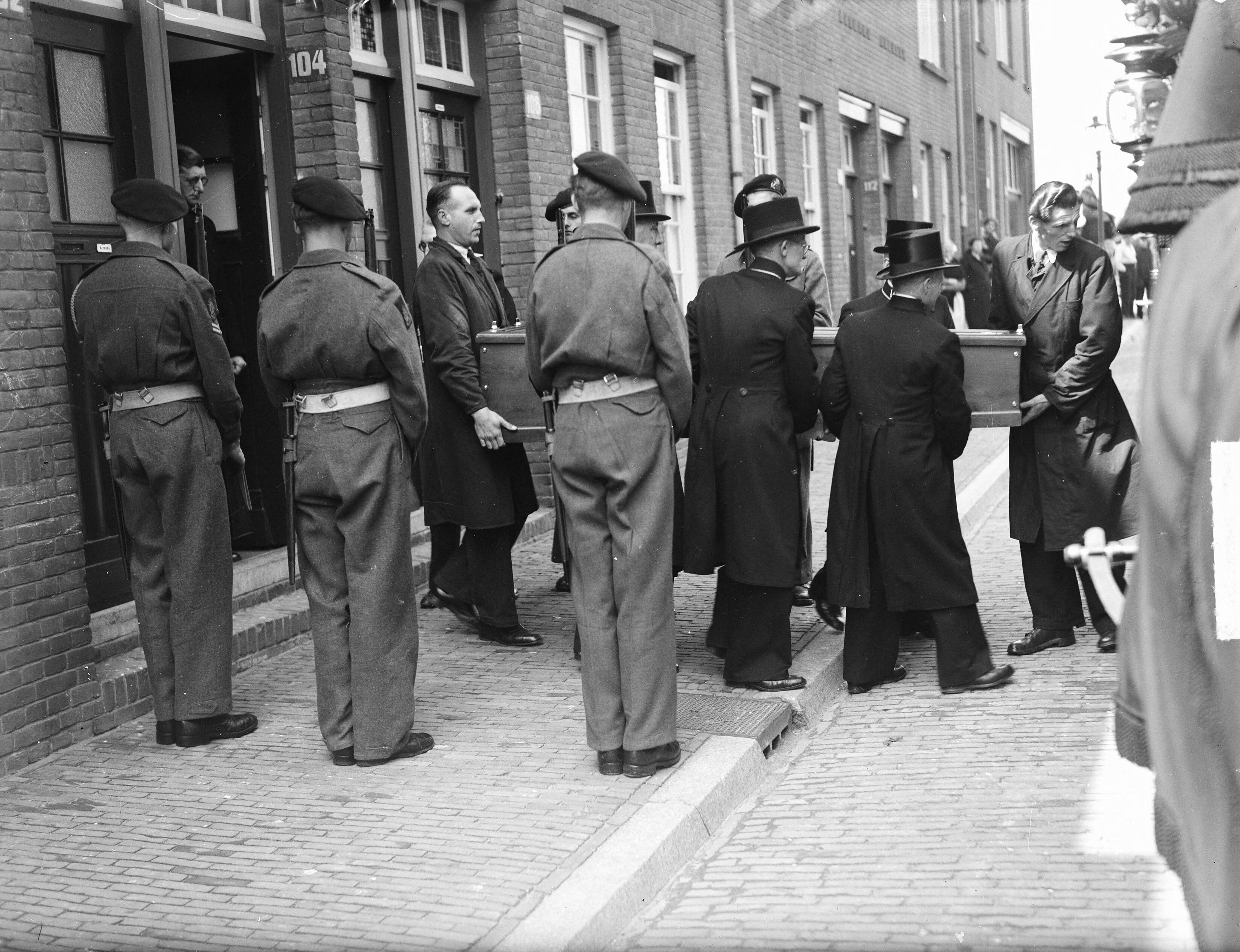 Fotocollectie Anefo — Begrafenis matroos O. V. W. Spaans te Den Haag — Foto: Oorschot, […] van / Anefo. Licentie: Set B: Rechtenvrij / Publiek Domein. Bron: Nationaal Archief. http://hdl.handle.net/10648/a8c7a622-d0b4-102d-bcf8-003048976d84
