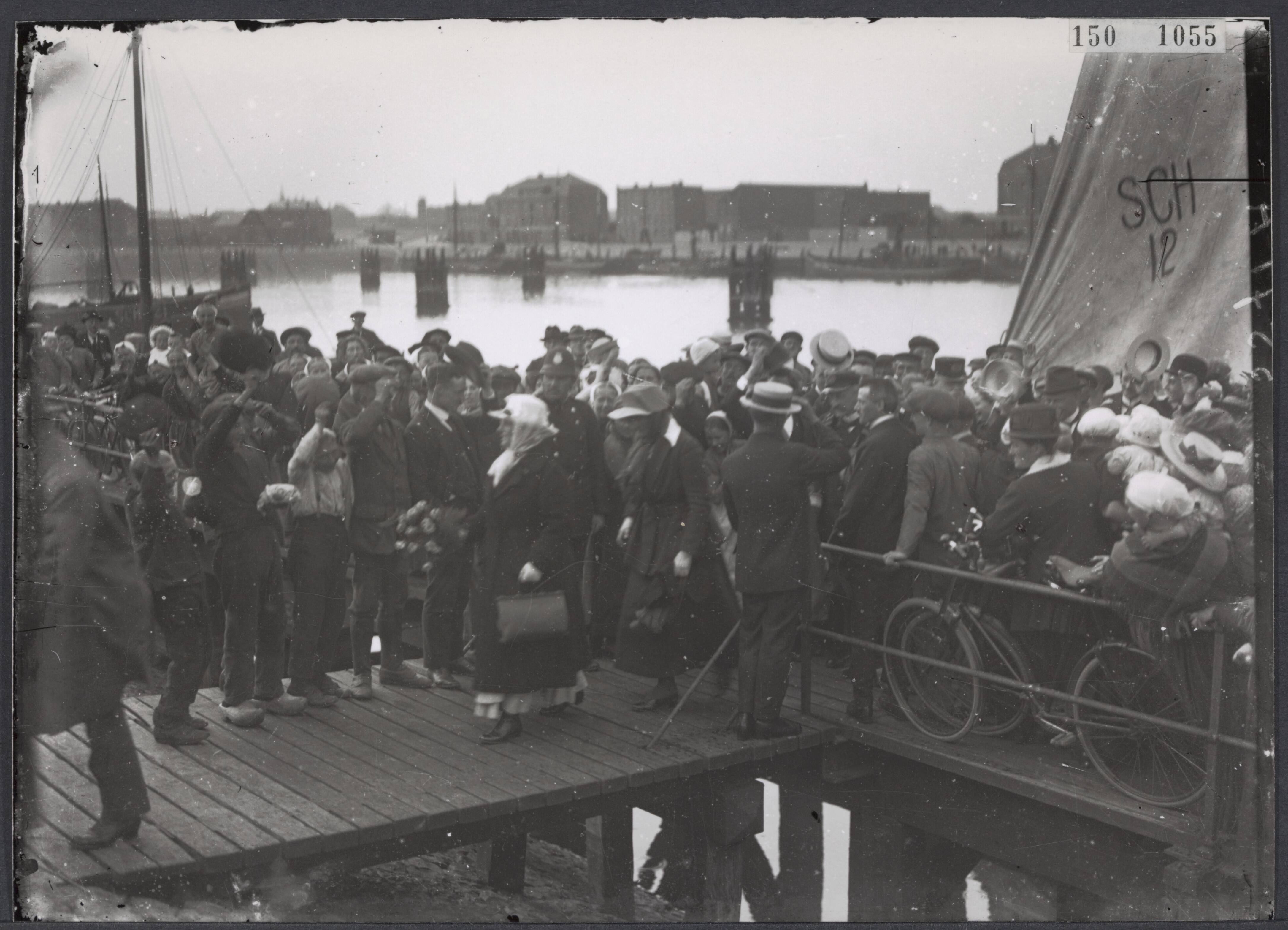 Foto's Koninkllijk Huis 1918-1939 (afdruk glasnegatieven) — [Koningin Wilhelmina verlaat een zeilschip met het kenteken SCH 12 in de haven van Scheveningen onder grote publieke belangstelling] — Foto: Onbekend / Publiek Domein of Rechtenvrij. Licentie: Set B: Rechtenvrij / Publiek Domein. Bron: Nationaal Archief. http://hdl.handle.net/10648/bf69a859-7d34-2d3b-aa63-2eeb3b47b0d4
