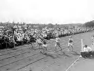 Fotocollectie Anefo — Atletiek. Landenwedstrijd Nederland tegen België in Maastricht, finish 100 meter. De afstand werd gewonnen door de Belg Vercruysse voor Ruyters en Hofstede — Foto: Bilsen, Joop van / Anefo. Licentie: Set B: Rechtenvrij / Publiek Domein. Bron: Nationaal Archief. http://hdl.handle.net/10648/a98249f0-d0b4-102d-bcf8-003048976d84