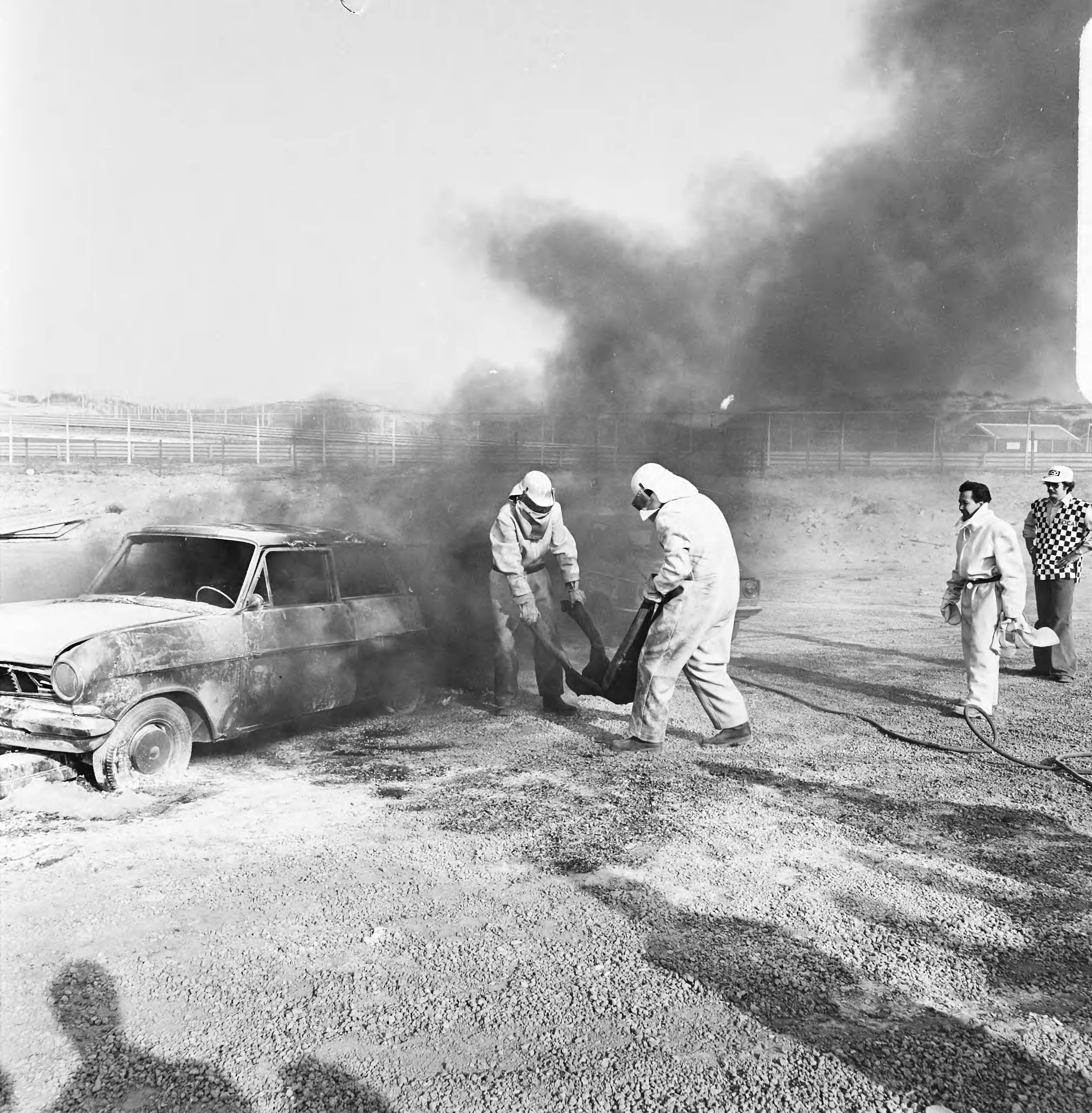 Fotocollectie Anefo — Reddingsdemonstratie op circuit van Zandvoort, vrijwilligers halen "coureurs" uit wrak — Foto: Mieremet, Rob / Anefo. Licentie: Set B: Rechtenvrij / Publiek Domein. Bron: Nationaal Archief. http://hdl.handle.net/10648/ac47fe3c-d0b4-102d-bcf8-003048976d84
