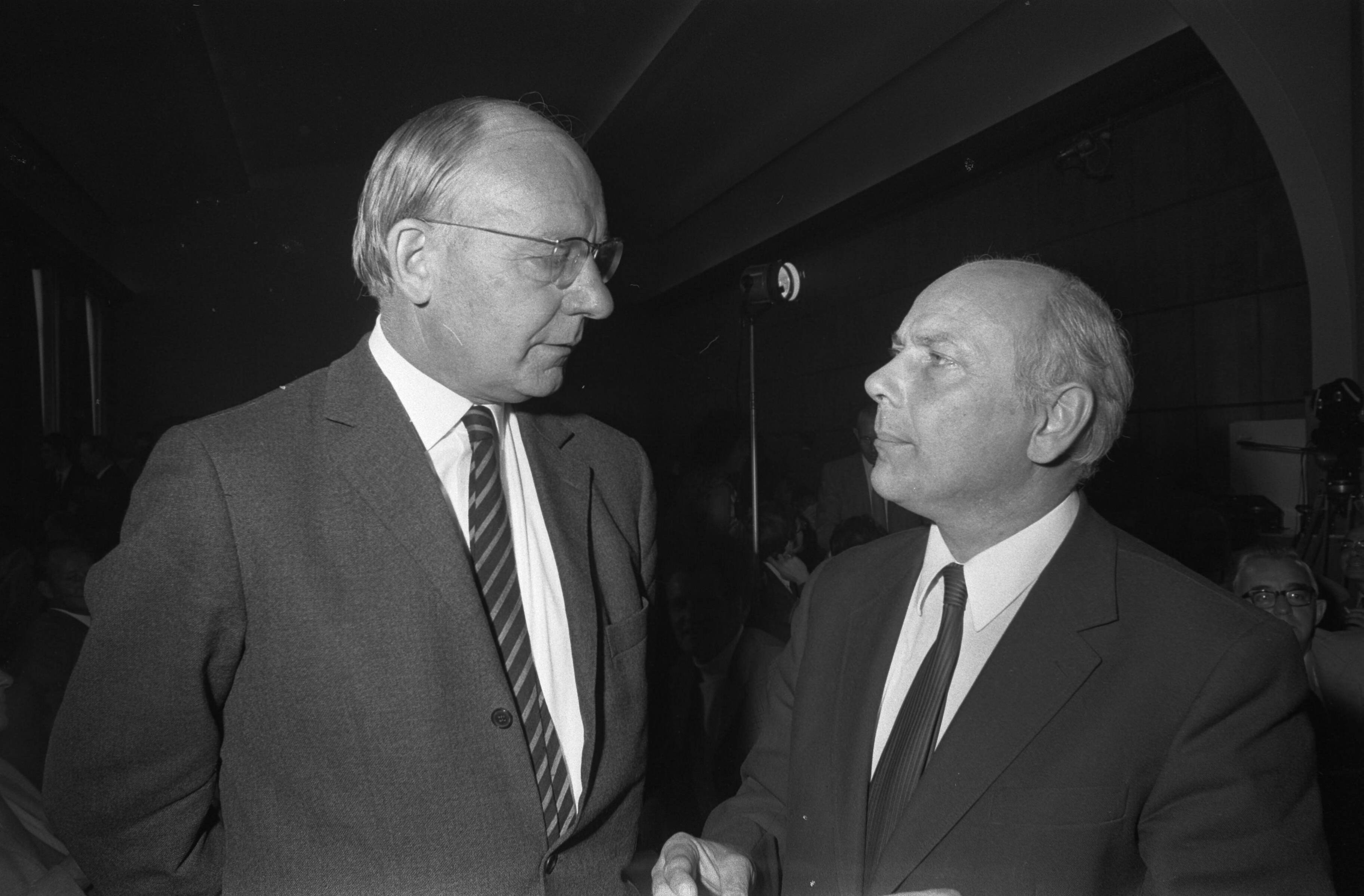 Fotocollectie Anefo — PvdA-vergadering in Utrecht; links Den Uyl , rechts Vondeling, kop — Foto: Mieremet, Rob / Anefo. Licentie: Set B: Rechtenvrij / Publiek Domein. Bron: Nationaal Archief. http://hdl.handle.net/10648/aba3ffc6-d0b4-102d-bcf8-003048976d84