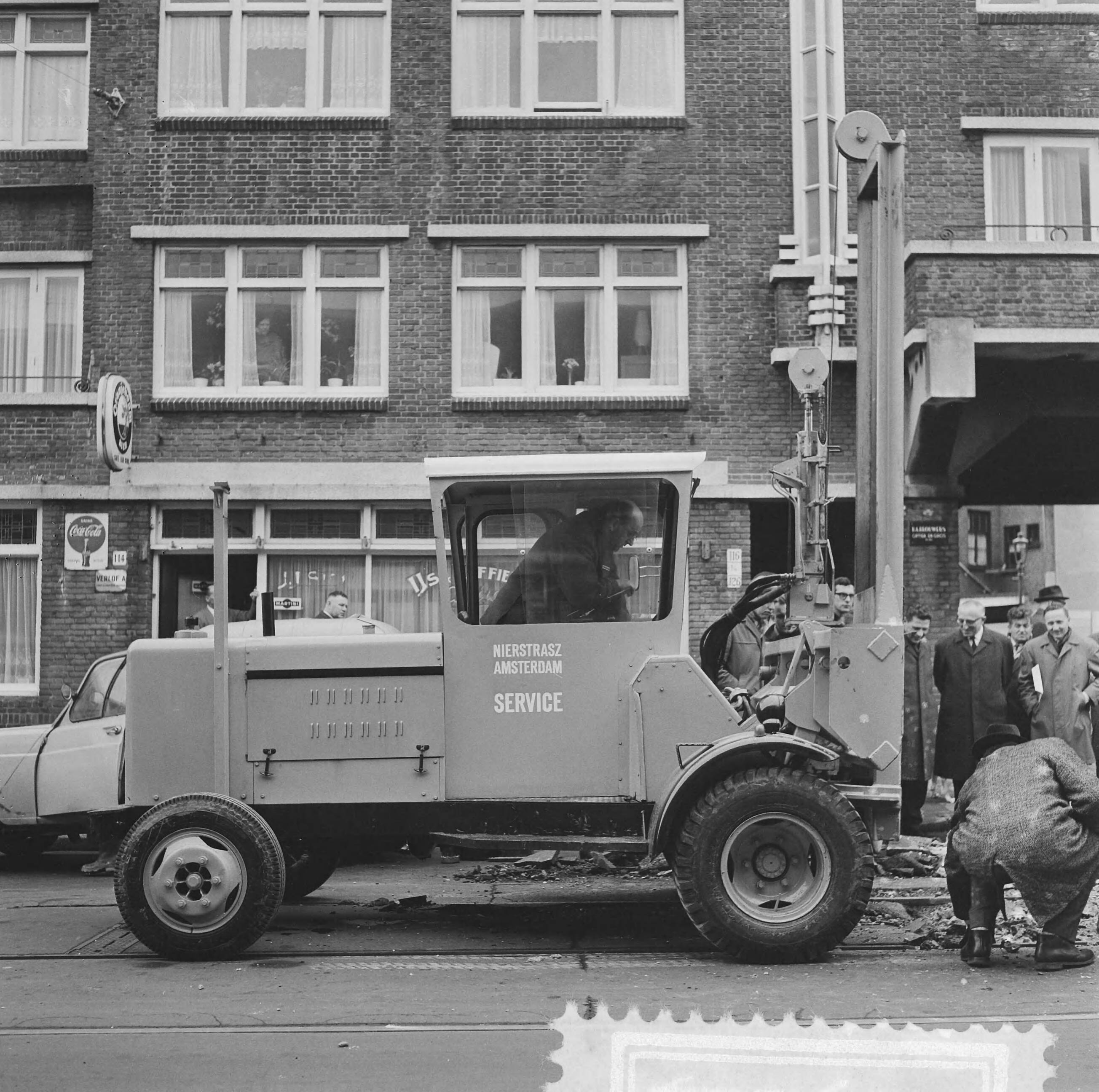 Fotocollectie Anefo — Opdracht Nierstratz, betonsplijtmachine in Den Haag — Foto: Voets, Jan / Anefo. Licentie: Set B: Rechtenvrij / Publiek Domein. Bron: Nationaal Archief. http://hdl.handle.net/10648/aae073bc-d0b4-102d-bcf8-003048976d84