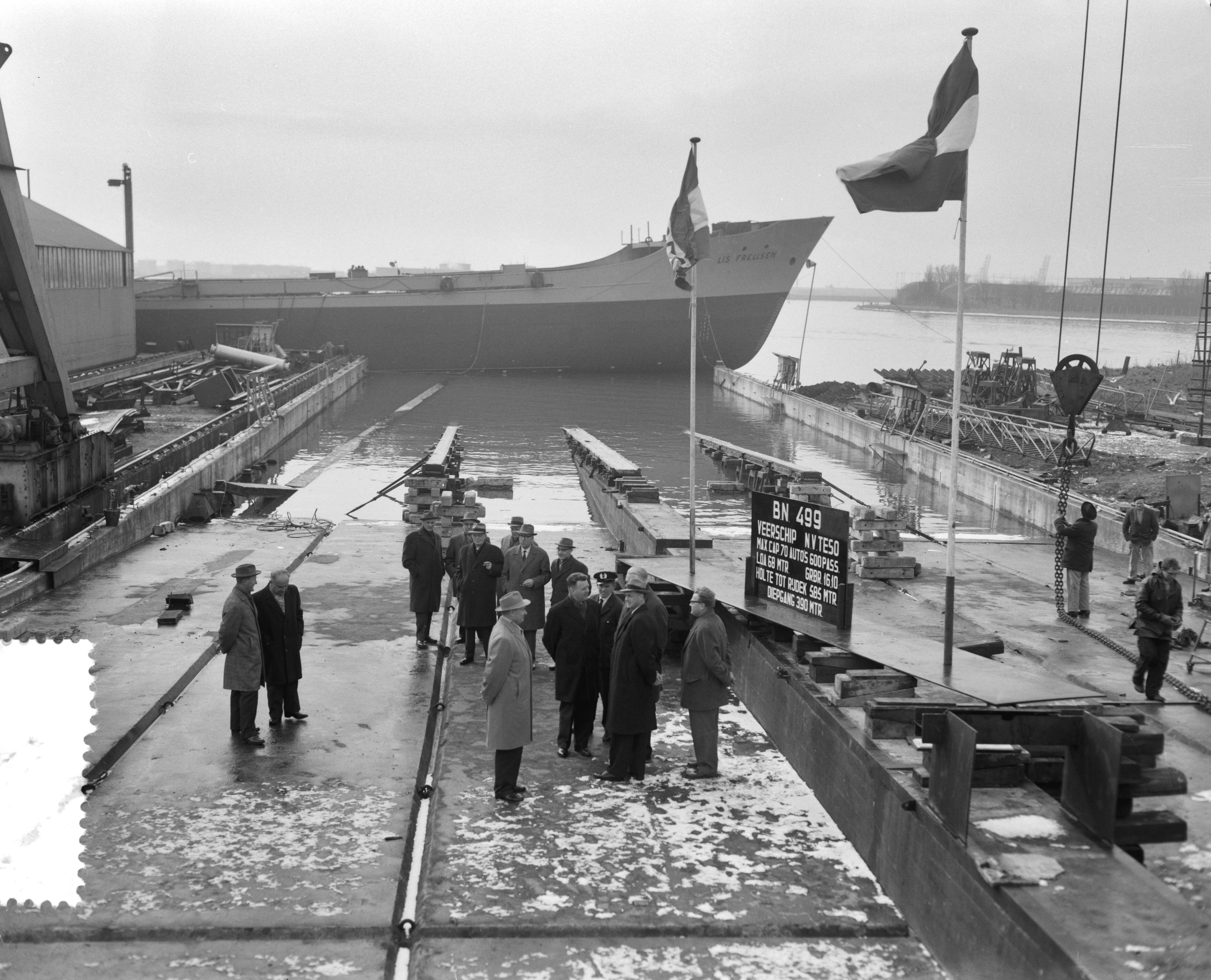 Fotocollectie Anefo — Kiellegging van het veerschip "Marsdiep" van de N.V. Teso bij de N.V. Zaanlandsche Scheepsbouw Maatschappij — Foto: Bilsen, Joop van / Anefo. Licentie: Set B: Rechtenvrij / Publiek Domein. Bron: Nationaal Archief. http://hdl.handle.net/10648/a9fb7da2-d0b4-102d-bcf8-003048976d84