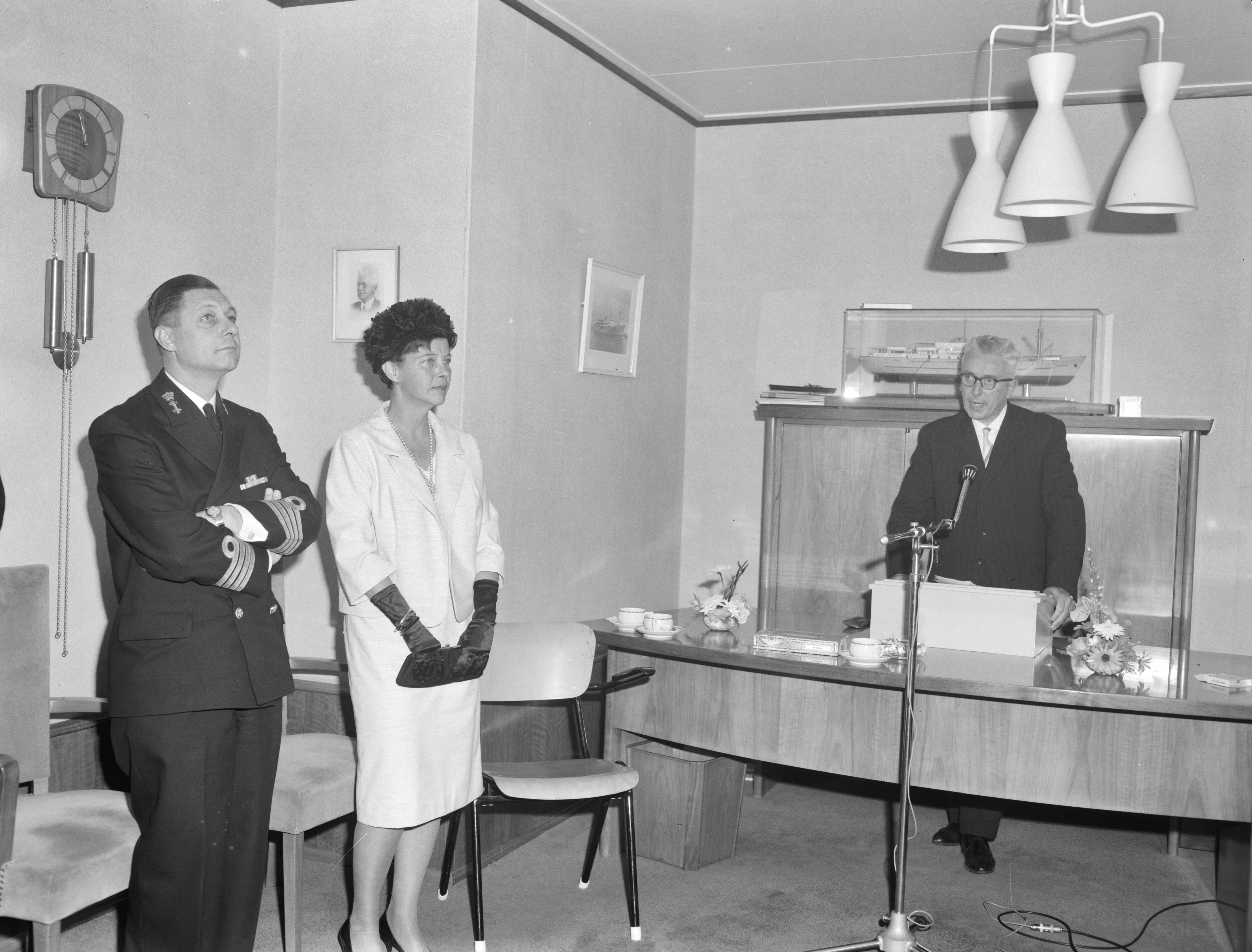 Fotocollectie Anefo — Tewaterlating te Zaandam van het Torpedo-inschietvaartuig "Van Bochove" van de Koninklijke Marine bij de Zaanlandse Scheepsbouwmaatschappij door de vrouw van de directeur van de bewapeningswerkplaats der Marine te Den Helder, mevr. Reiche-Van Aardenne. Dit vaartuig wordt genoemd naar wijlen luitenant-ter-zee der eerste klasse P.D. van Bochoven, in leven hoofd van het inschietbedrijf van de Kon. Marine, die gedurende de uitoefening van zijn functie tengevolge van een tragisch ongeval op 7 juli 1959 om het leven kwam — Foto: Bilsen, Joop van / Anefo. Licentie: Set B: Rechtenvrij / Publiek Domein. Bron: Nationaal Archief. http://hdl.handle.net/10648/aa111b76-d0b4-102d-bcf8-003048976d84