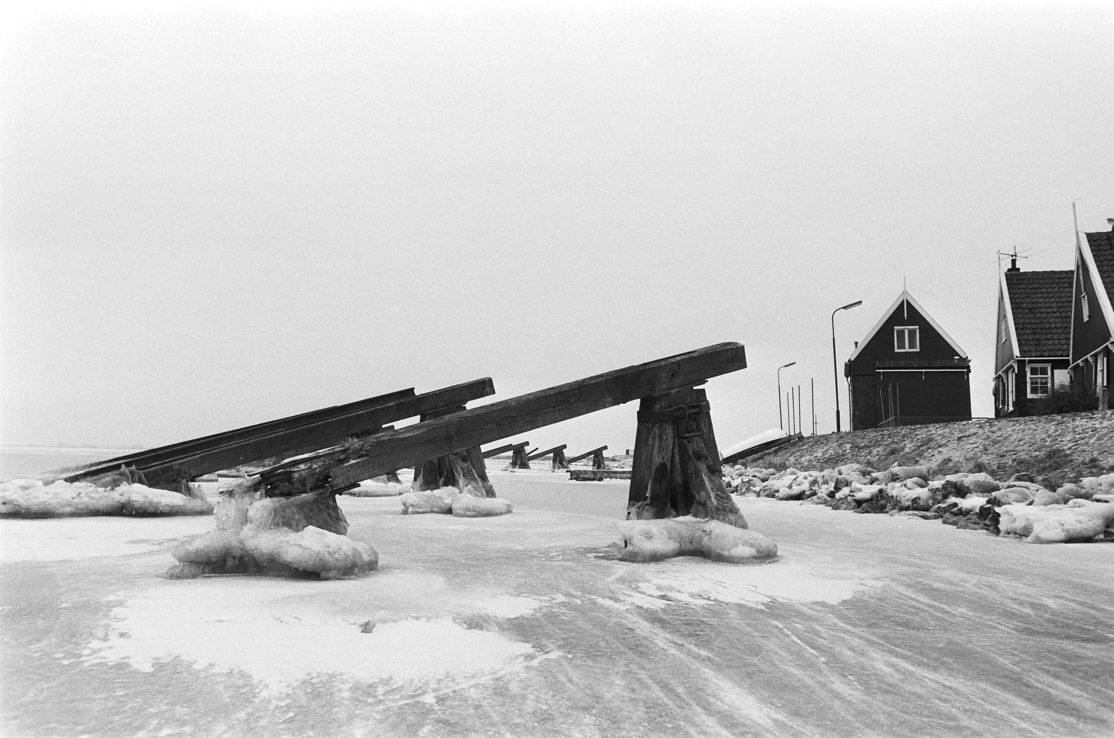 Houten ijsbrekers bij Rozewerf op Marken — ijsbrekers|ijs|winter|Marken|Noord-Holland — Foto: Gerrits, Roland / Anefo. Licentie: Set B: Rechtenvrij / Publiek Domein. Bron: Nationaal Archief. http://hdl.handle.net/10648/ad5009b4-d0b4-102d-bcf8-003048976d84