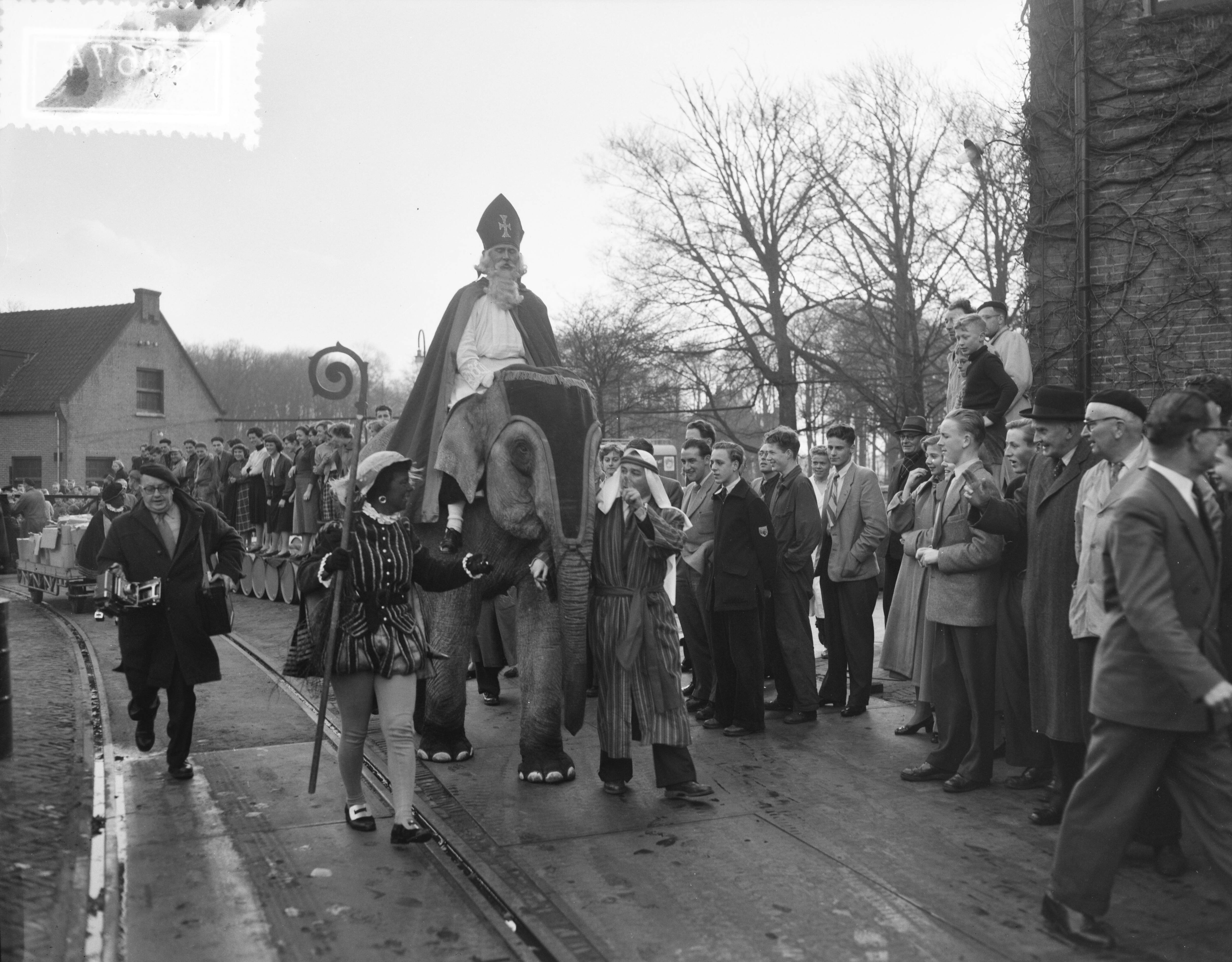 Fotocollectie Anefo — Sint Nicolaas op olifant bezoekt Chemische Fabriek te Naarden — Foto: Noske, J.D. / Anefo. Licentie: Set B: Rechtenvrij / Publiek Domein. Bron: Nationaal Archief. http://hdl.handle.net/10648/a92db304-d0b4-102d-bcf8-003048976d84