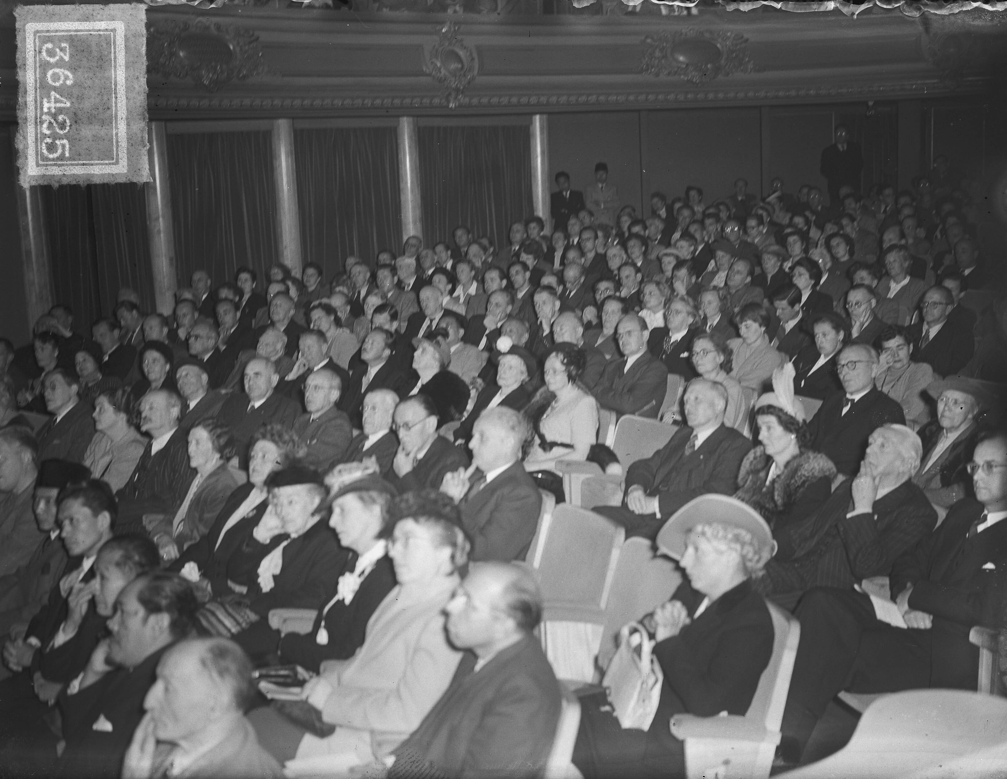 Fotocollectie Anefo — Kunstenaarscongres Den Haag — Foto: Winterbergen, Rolf / Anefo. Licentie: Set B: Rechtenvrij / Publiek Domein. Bron: Nationaal Archief. http://hdl.handle.net/10648/a8cf47f6-d0b4-102d-bcf8-003048976d84