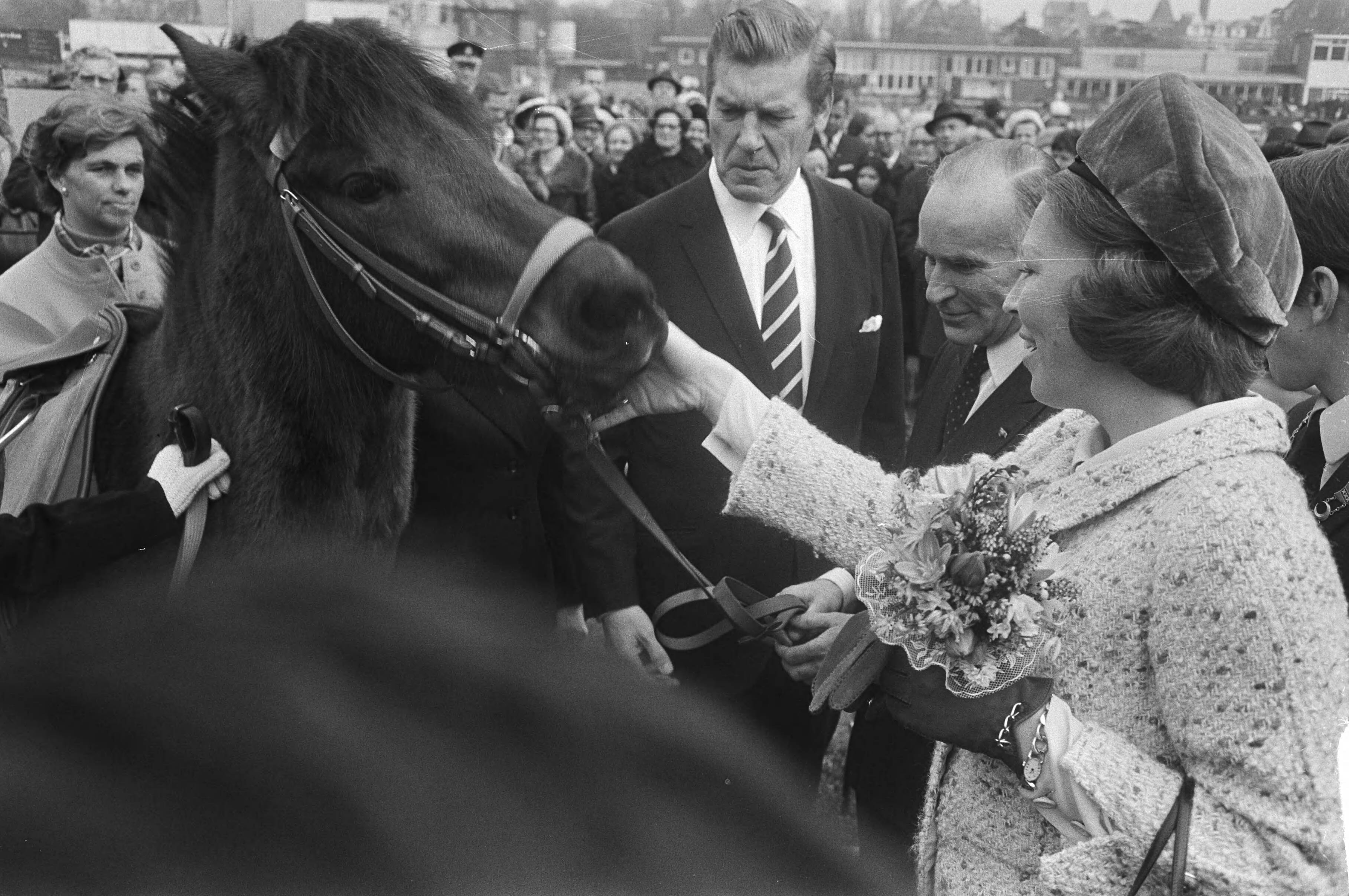 Prinses Beatrix aanwezig bij de opening van Madurodam in Den Haag — Prinses Beatrix toont zich paardenliefhebster — Foto: Fotograaf Onbekend / Anefo. Licentie: Set B: Rechtenvrij / Publiek Domein. Bron: Nationaal Archief. http://hdl.handle.net/10648/abb973ba-d0b4-102d-bcf8-003048976d84