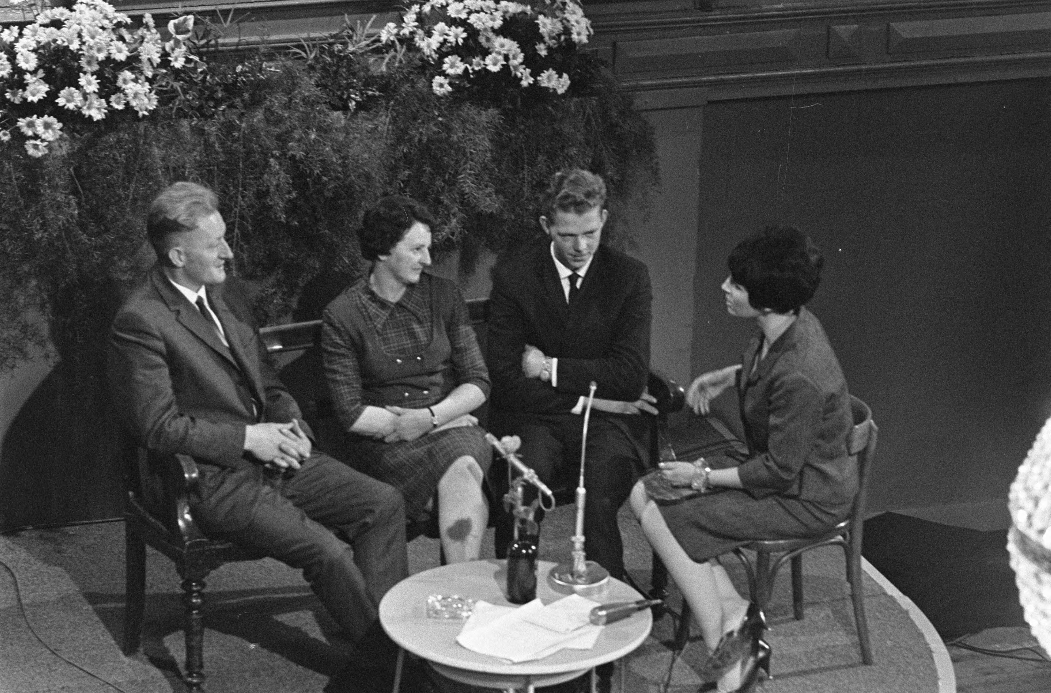 Fotocollectie Anefo — Televisieprogramma "Mies en Scène", Mies Bouwman en de "goudvinders" van Serooskerke — Foto: Kroon, Ron / Anefo. Licentie: Set B: Rechtenvrij / Publiek Domein. Bron: Nationaal Archief. http://hdl.handle.net/10648/aad5ffd6-d0b4-102d-bcf8-003048976d84