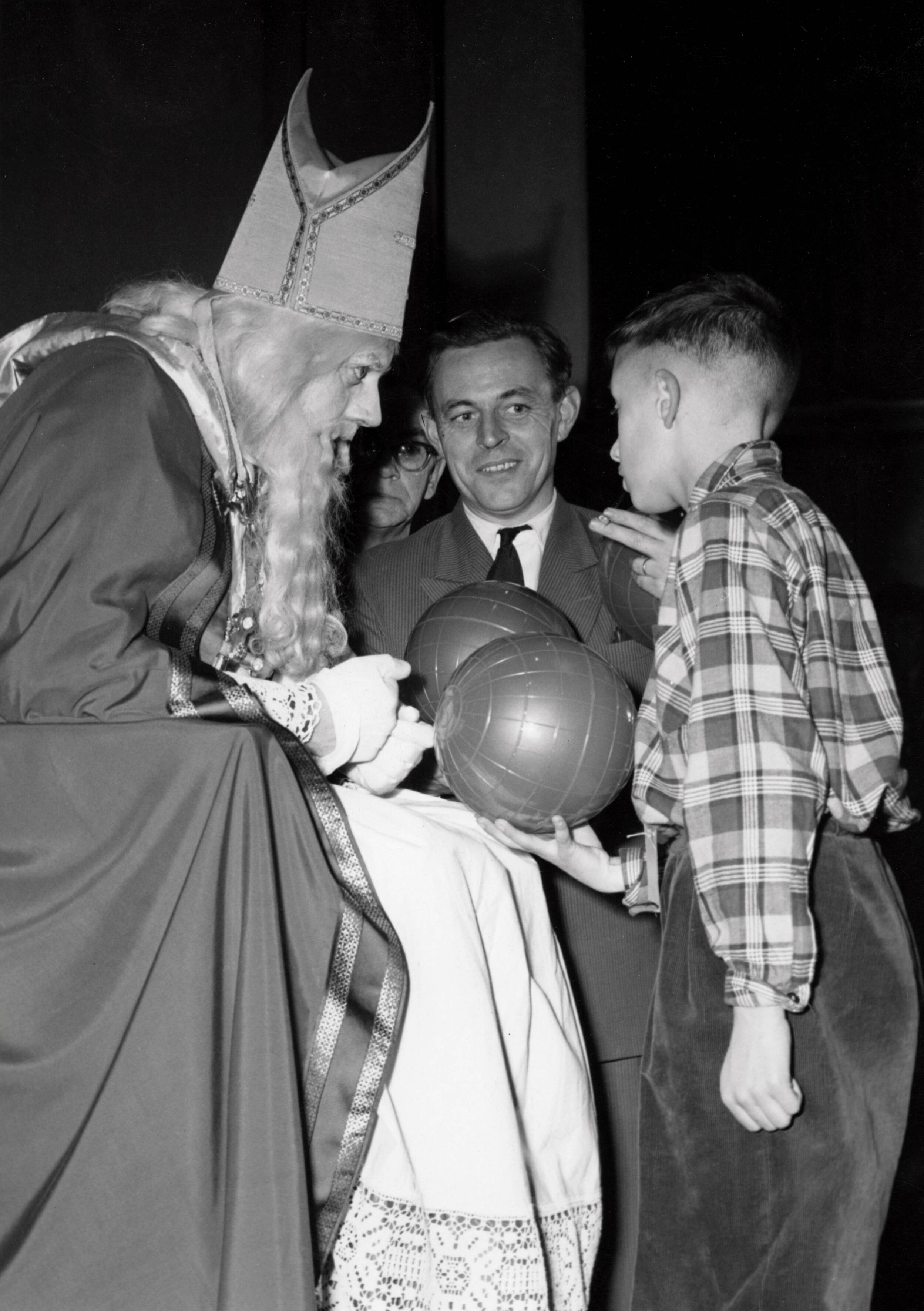 Collectie nader te bepalen — Serie: Sinterklaasfeest van N.V. De Spaarnestad — Foto: Fotograaf Onbekend / Fotobureau onbekend / Spaarnestad Photo (05887). Licentie: Set B: Rechtenvrij / Publiek Domein. Bron: Nationaal Archief. http://hdl.handle.net/10648/35429da6-3b6b-a382-e063-6df0900a6686