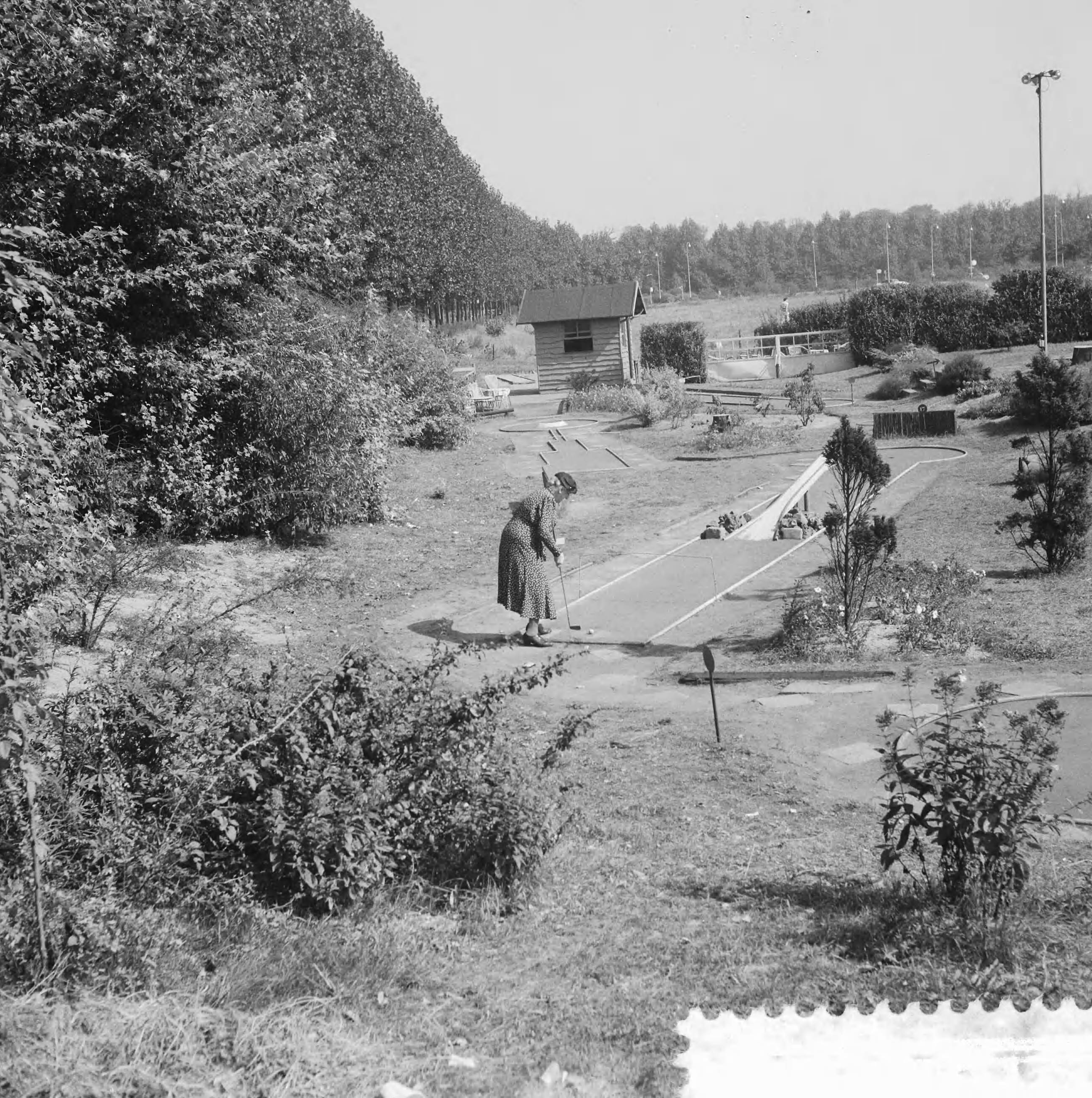 Fotocollectie Anefo — Vrouw van 80 jaar speelt midget-golf in Den Haag — Foto: Noske, J.D. / Anefo. Licentie: Set B: Rechtenvrij / Publiek Domein. Bron: Nationaal Archief. http://hdl.handle.net/10648/a99d49e4-d0b4-102d-bcf8-003048976d84