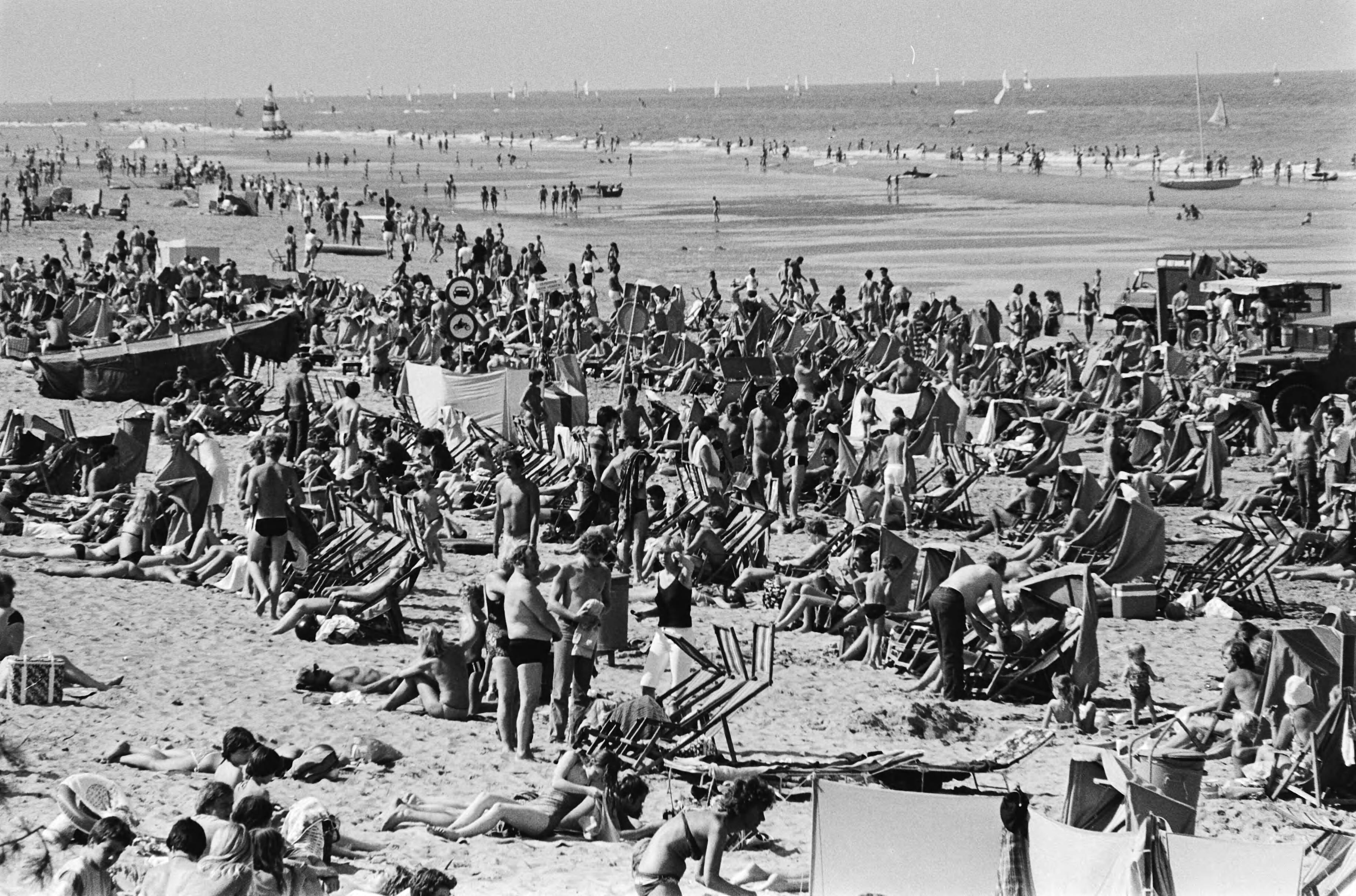 Fotocollectie Anefo — Stranddrukte in Zandvoort — Foto: Dijk, Hans van / Anefo. Licentie: Set B: Rechtenvrij / Publiek Domein. Bron: Nationaal Archief. http://hdl.handle.net/10648/ace49dc8-d0b4-102d-bcf8-003048976d84