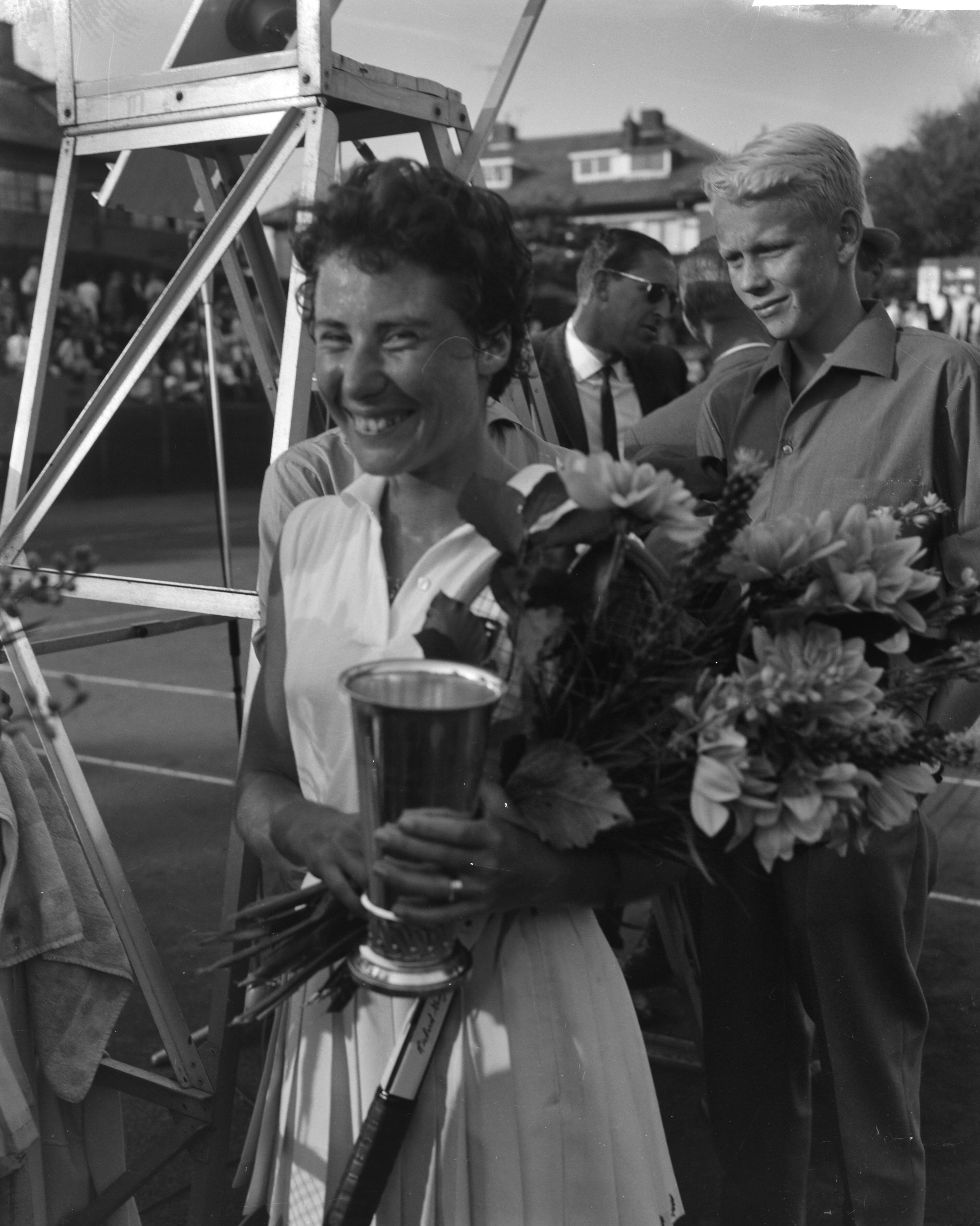 Fotocollectie Anefo — Nederlandse tenniskampioenschappen gespeeld op de METS-banen te Scheveningen. Eva de Jong, kampioen dames enkel — Foto: Bilsen, Joop van / Anefo. Licentie: Set B: Rechtenvrij / Publiek Domein. Bron: Nationaal Archief. http://hdl.handle.net/10648/aa143ab8-d0b4-102d-bcf8-003048976d84