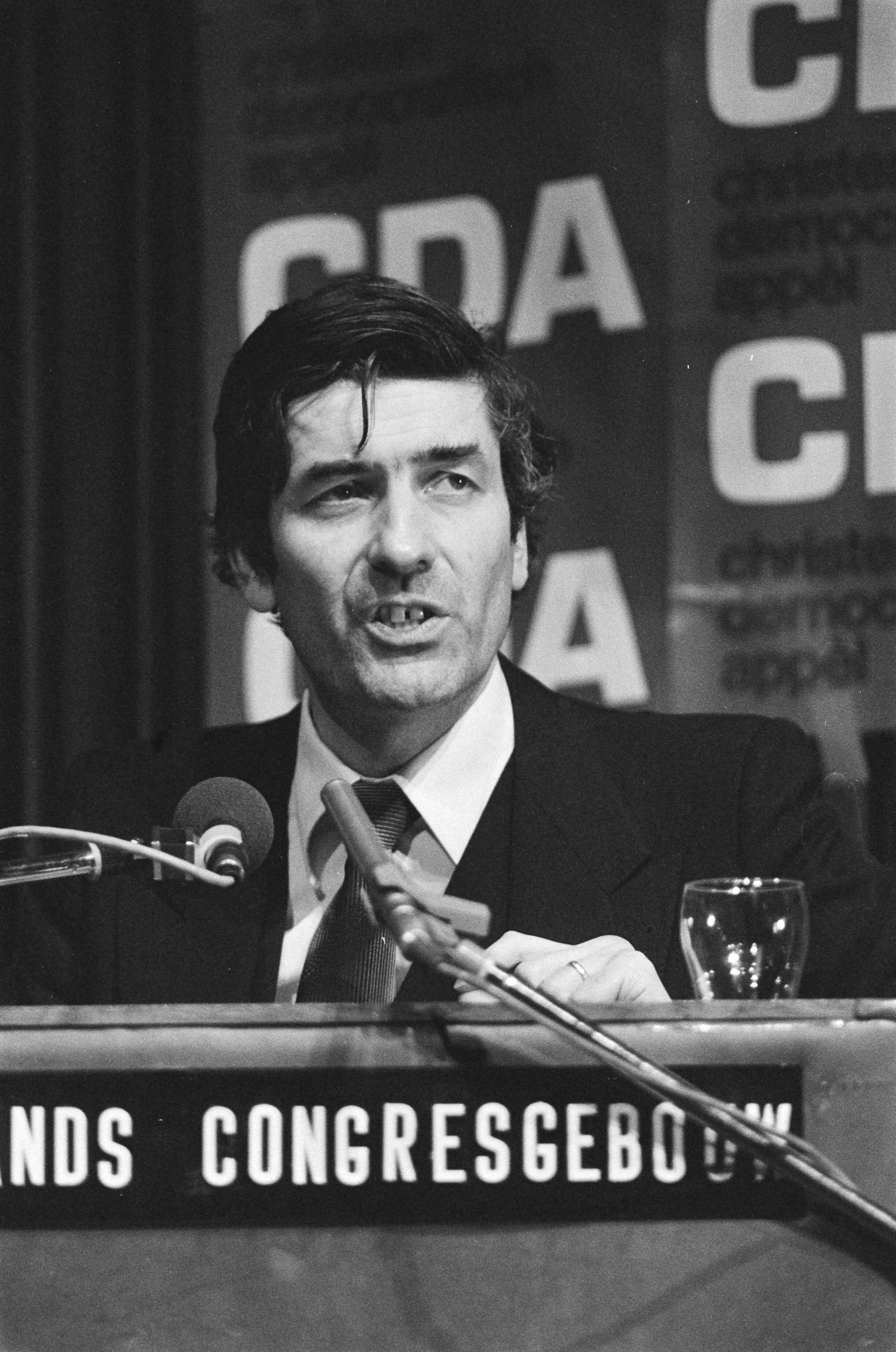 Fotocollectie Anefo — CDA-congres Den Haag ; Lubbers aan het woord — Foto: Dijk, Hans van / Anefo. Licentie: Set B: Rechtenvrij / Publiek Domein. Bron: Nationaal Archief. http://hdl.handle.net/10648/acc2cba8-d0b4-102d-bcf8-003048976d84