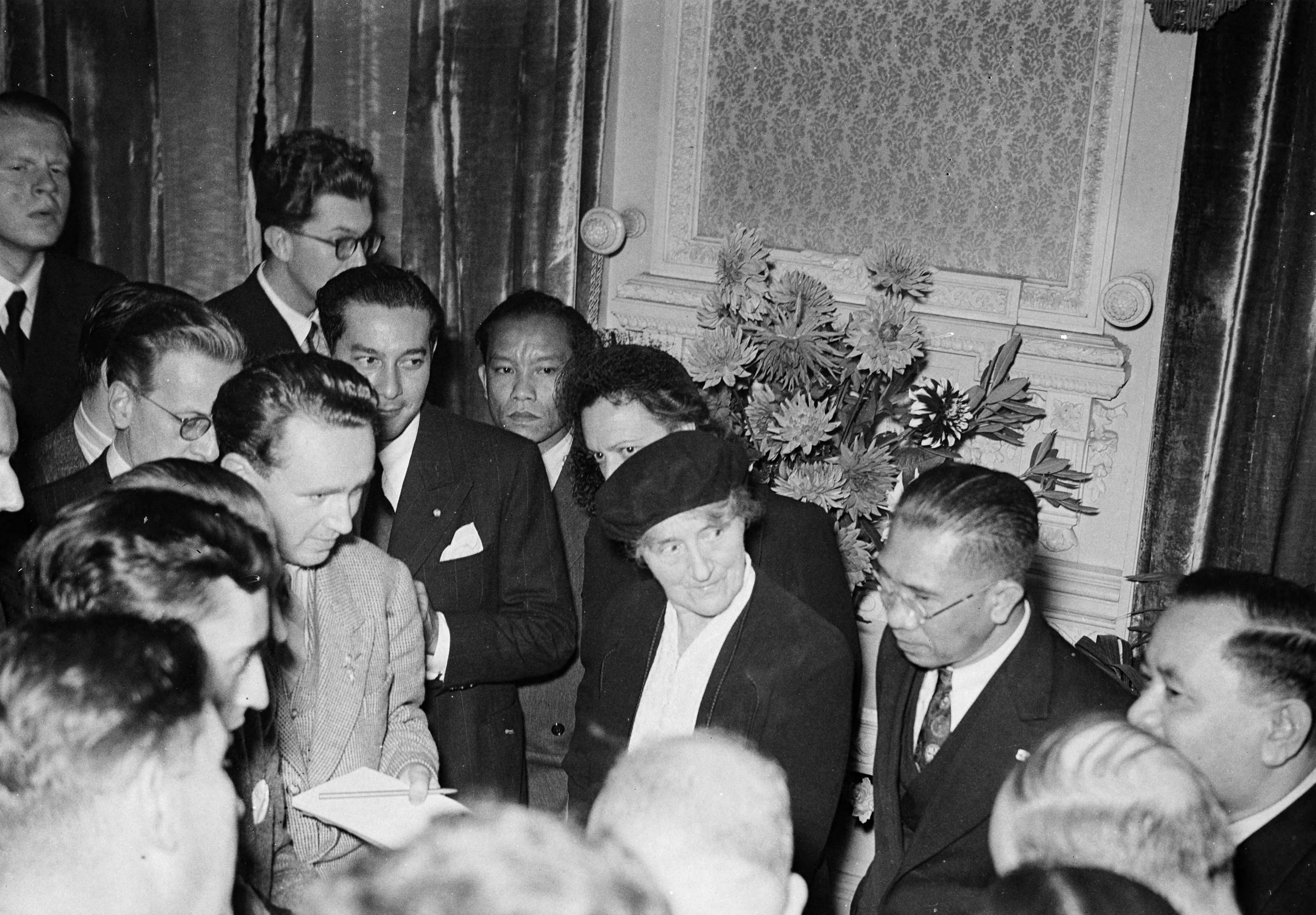 Fotocollectie Anefo — Cocktailparty op Kasteel Oud-Wassenaar t.g.v. bezoek president van Oost-Indonesië Tjokorda Gde Rake Sukawati. Hij is omringd door journalisten. Links in het midden sultan Hamid II van Pontianak — Foto: Sagers, Harry / Anefo. Licentie: Set B: Rechtenvrij / Publiek Domein. Bron: Nationaal Archief. http://hdl.handle.net/10648/a8acfa20-d0b4-102d-bcf8-003048976d84