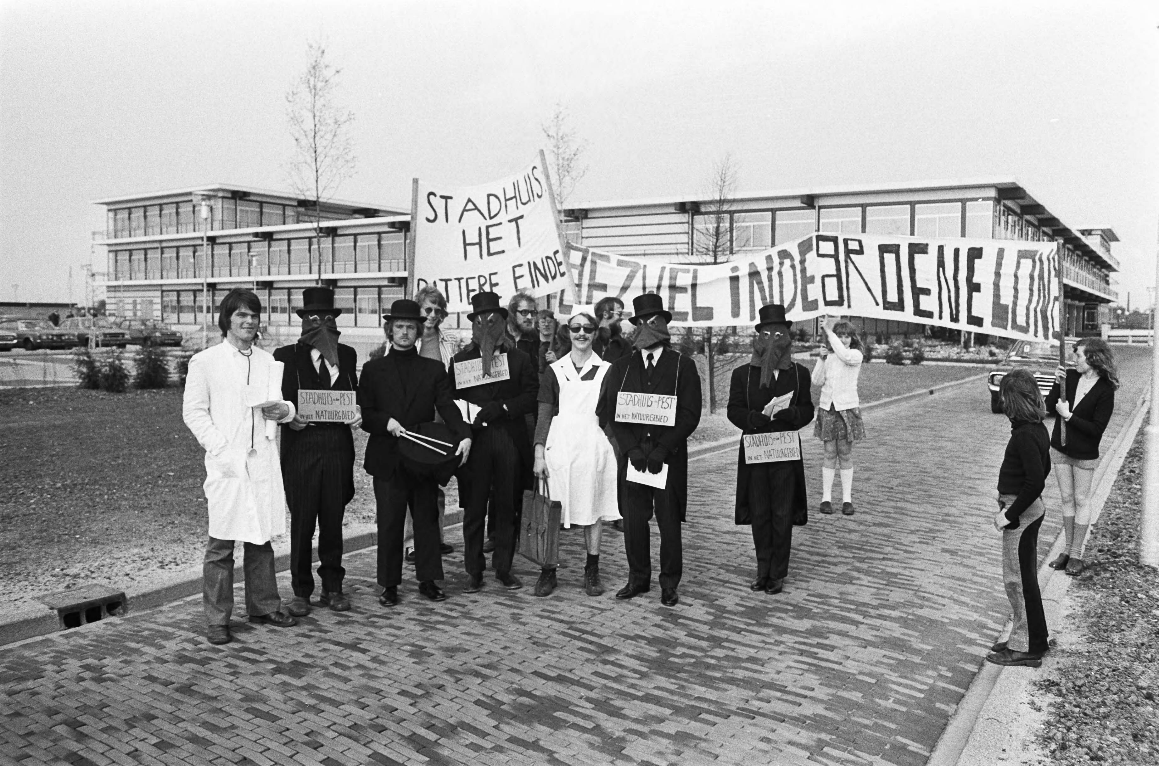 Officiële opening van het gemeentehuis van Zaanstad in Zaandijk — Demonstranten voor het gemeentehuis voor het behoud van het natuurgebied Guisveld — Foto: Croes, Rob C. / Anefo. Licentie: Set B: Rechtenvrij / Publiek Domein. Bron: Nationaal Archief. http://hdl.handle.net/10648/ac687fae-d0b4-102d-bcf8-003048976d84
