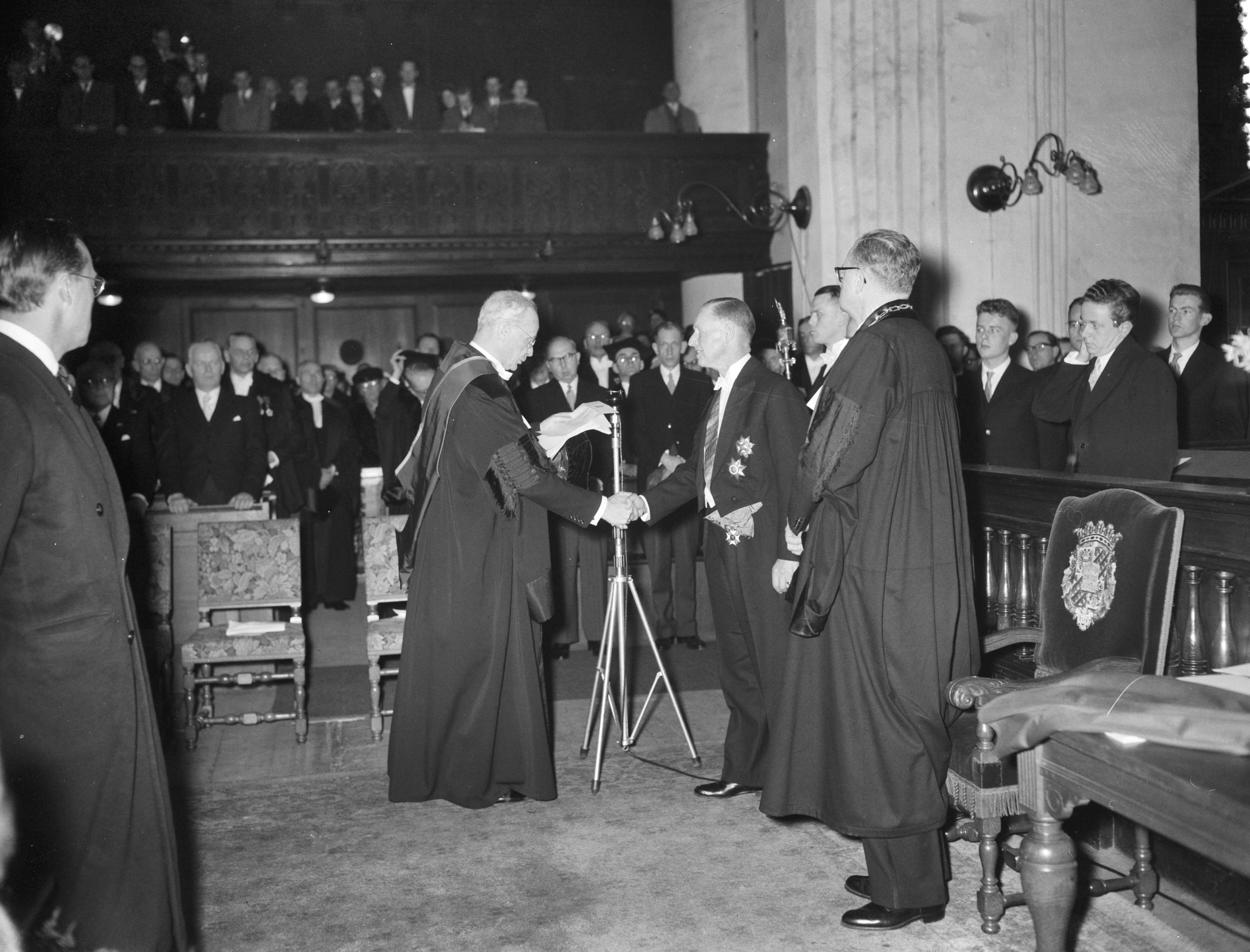 Fotocollectie Anefo — Promotie tot doctor honoris causa in de letteren en wijsbegeerte van jhr.dr. mr. A. W. L. Tjarda van Starkenborgh Stachouwer in het bijzijn van koningin Juliana en prins Bernhard te Groningen — Foto: Bilsen, Joop van / Anefo. Licentie: Set B: Rechtenvrij / Publiek Domein. Bron: Nationaal Archief. http://hdl.handle.net/10648/a95a768c-d0b4-102d-bcf8-003048976d84
