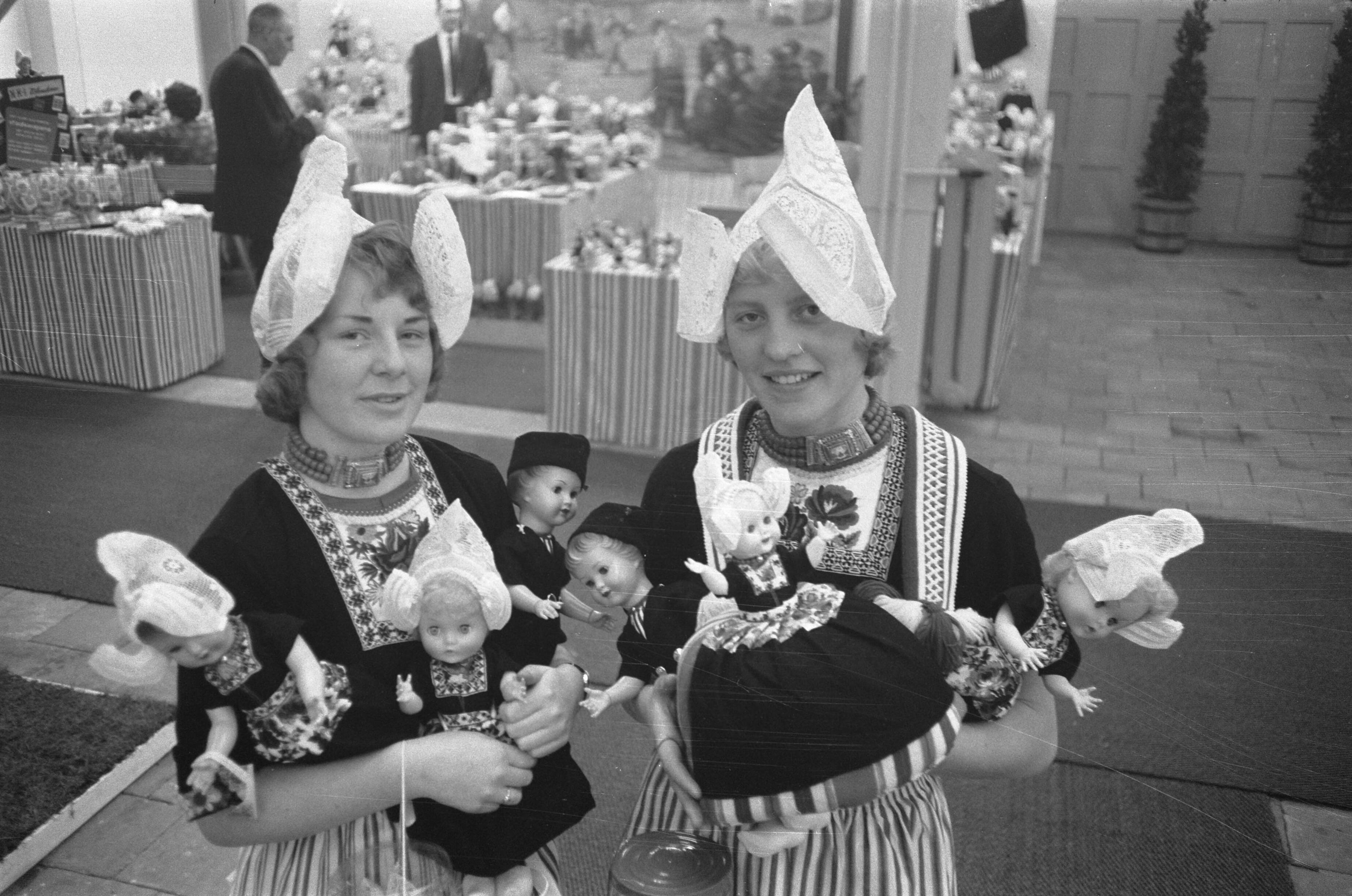 Fotocollectie Anefo — Souveniersvakbeurs in de Beatrix en Irenehal te Utrecht, verkoopsters in Volendams kostuum — Foto: Pot, Harry / Anefo. Licentie: Set B: Rechtenvrij / Publiek Domein. Bron: Nationaal Archief. http://hdl.handle.net/10648/a9c4edb4-d0b4-102d-bcf8-003048976d84