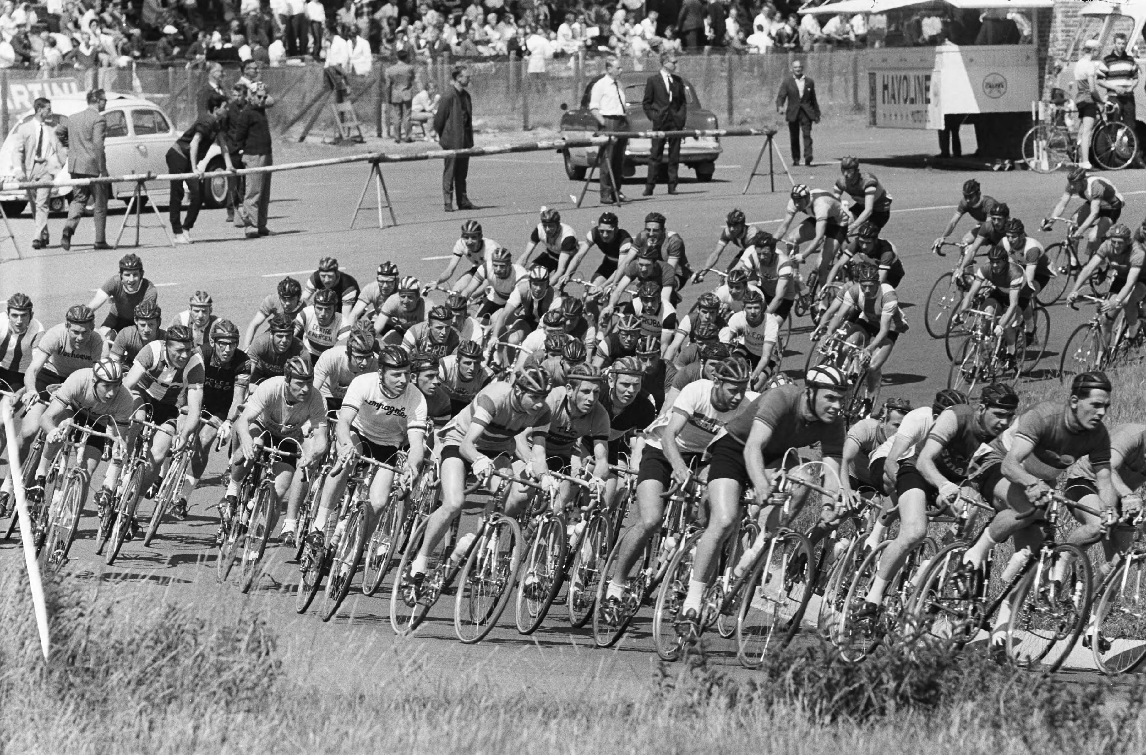 Fotocollectie Anefo — Wielrennen circuit op Zandvoort, de renners in de tarzanbocht — Foto: Pot, Harry / Anefo. Licentie: Set B: Rechtenvrij / Publiek Domein. Bron: Nationaal Archief. http://hdl.handle.net/10648/aa126e90-d0b4-102d-bcf8-003048976d84