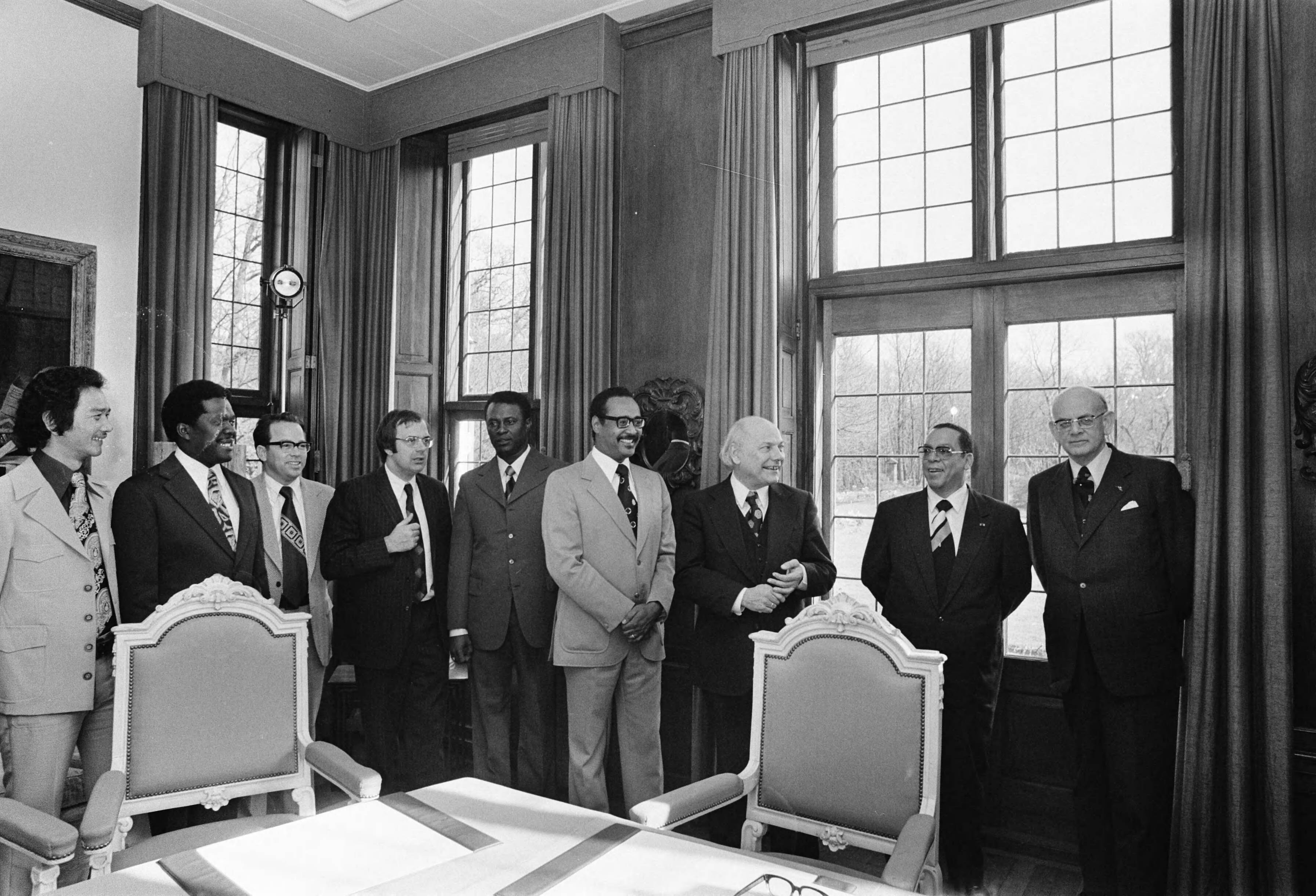 Fotocollectie Anefo — Regeringsconferentie Nederland, Suriname en Antillen in Catshuis, Den Haag ; v.l.n.r. Soemita, Cambridge, Hoost, Evertsz, Den Uyl , Arron, De Gaay Fortman — Foto: Mieremet, Rob / Anefo. Licentie: Set B: Rechtenvrij / Publiek Domein. Bron: Nationaal Archief. http://hdl.handle.net/10648/ac63c040-d0b4-102d-bcf8-003048976d84