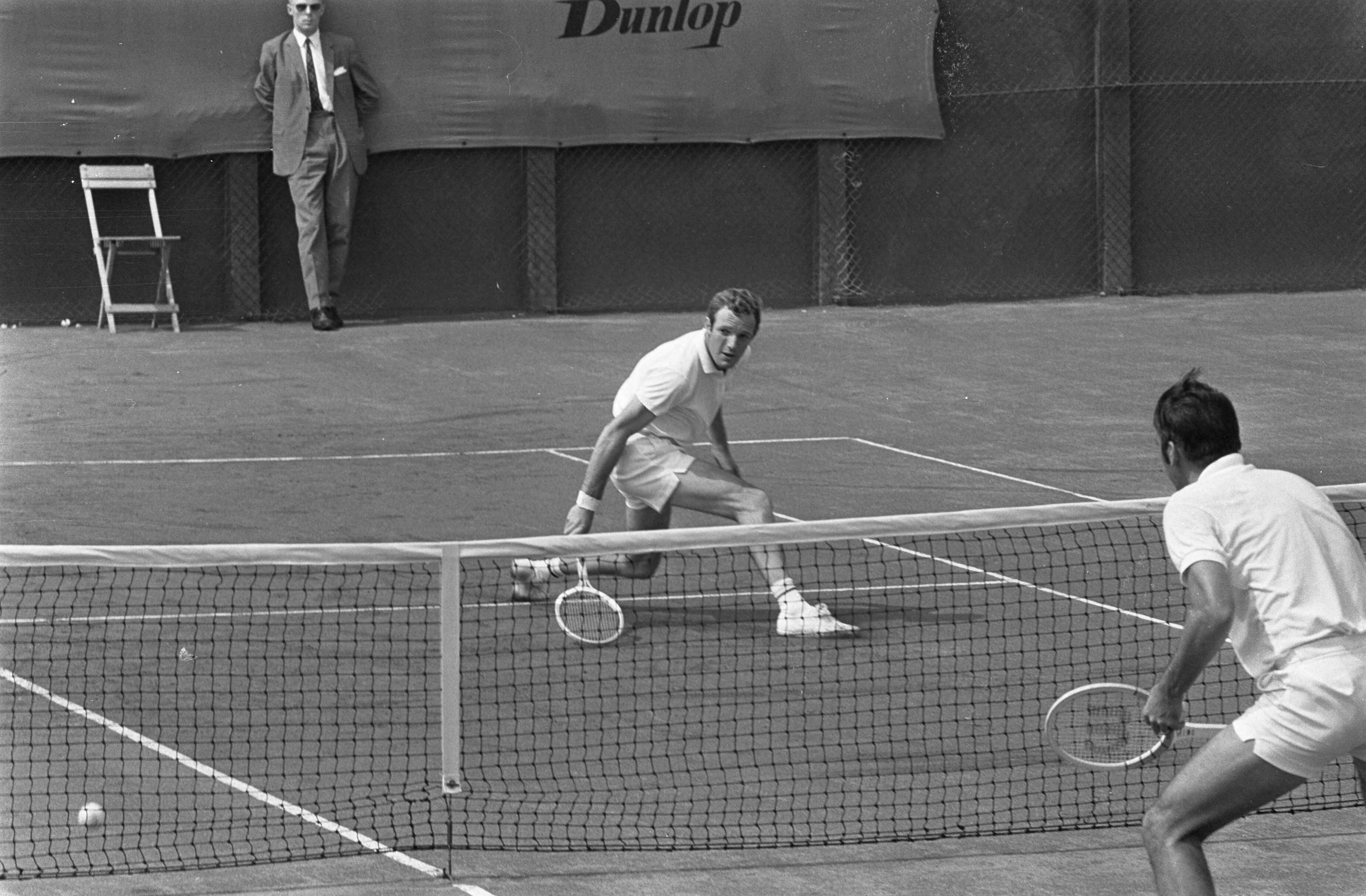 Fotocollectie Anefo — Wimbledon-spelers in Scheveningen. Tom Okker (links) speelde tegen Marty Riessen — Foto: Koch, Eric / Anefo. Licentie: Set B: Rechtenvrij / Publiek Domein. Bron: Nationaal Archief. http://hdl.handle.net/10648/ab465290-d0b4-102d-bcf8-003048976d84