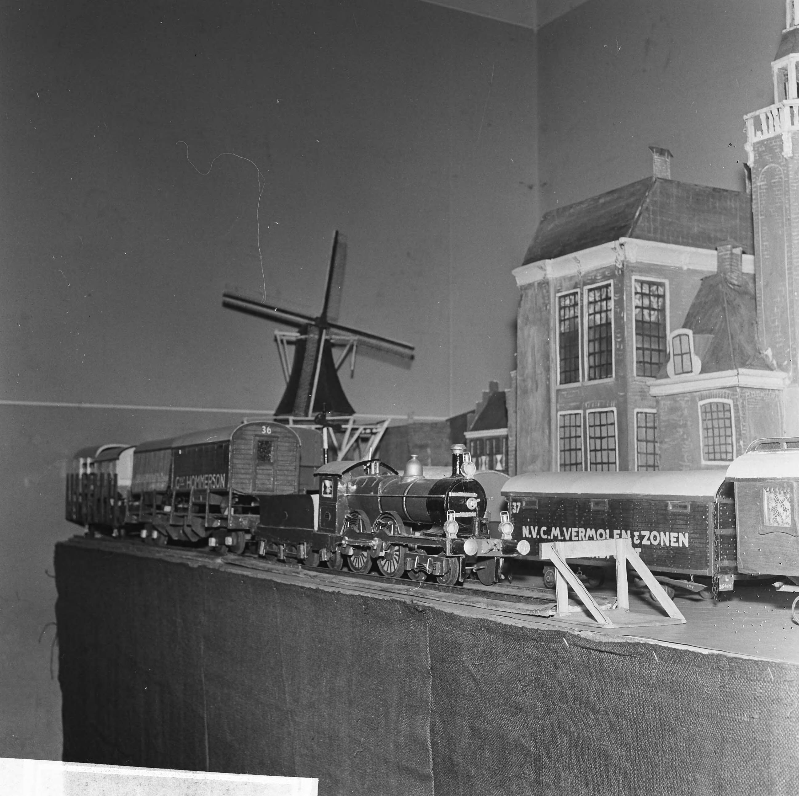 Fotocollectie Anefo — 84ste Damesbeurs in de Houtrusthallen te Den Haag, modelbouw met speelgoedtrein — Foto: Voets, Jan / Anefo. Licentie: Set B: Rechtenvrij / Publiek Domein. Bron: Nationaal Archief. http://hdl.handle.net/10648/aac26bf6-d0b4-102d-bcf8-003048976d84