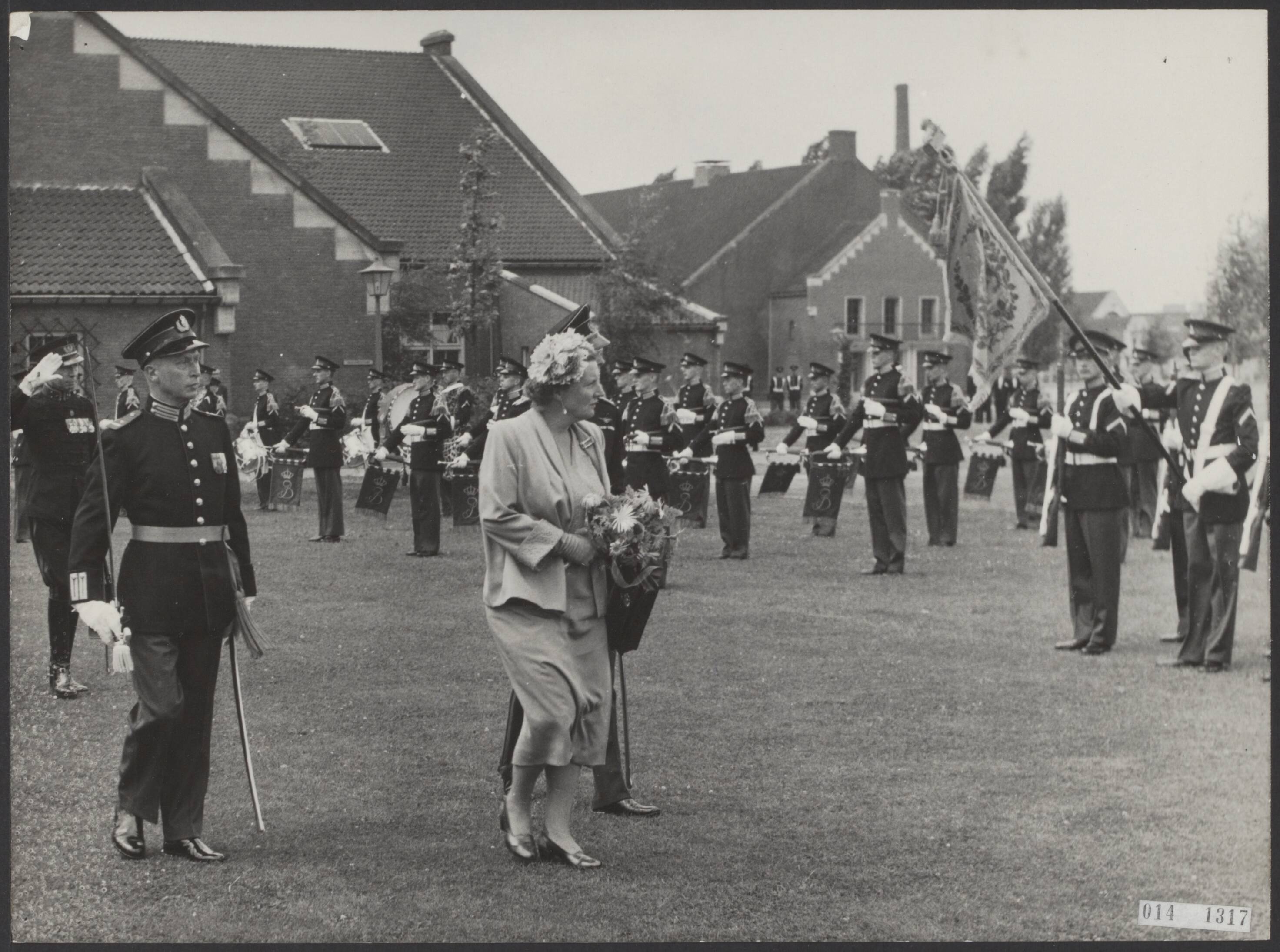 Fotocollectie Elsevier Binnenland — Inspectie door koningin Juliana van de cadetten van de 125-jarige Koninklijke Militaire Academie in Breda. De inspectie vond plaats op het terrein van het "Kasteel" — Foto: Fotograaf Onbekend / Anefo. Licentie: Set B: Rechtenvrij / Publiek Domein. Bron: Nationaal Archief. http://hdl.handle.net/10648/adb3677a-d0b4-102d-bcf8-003048976d84