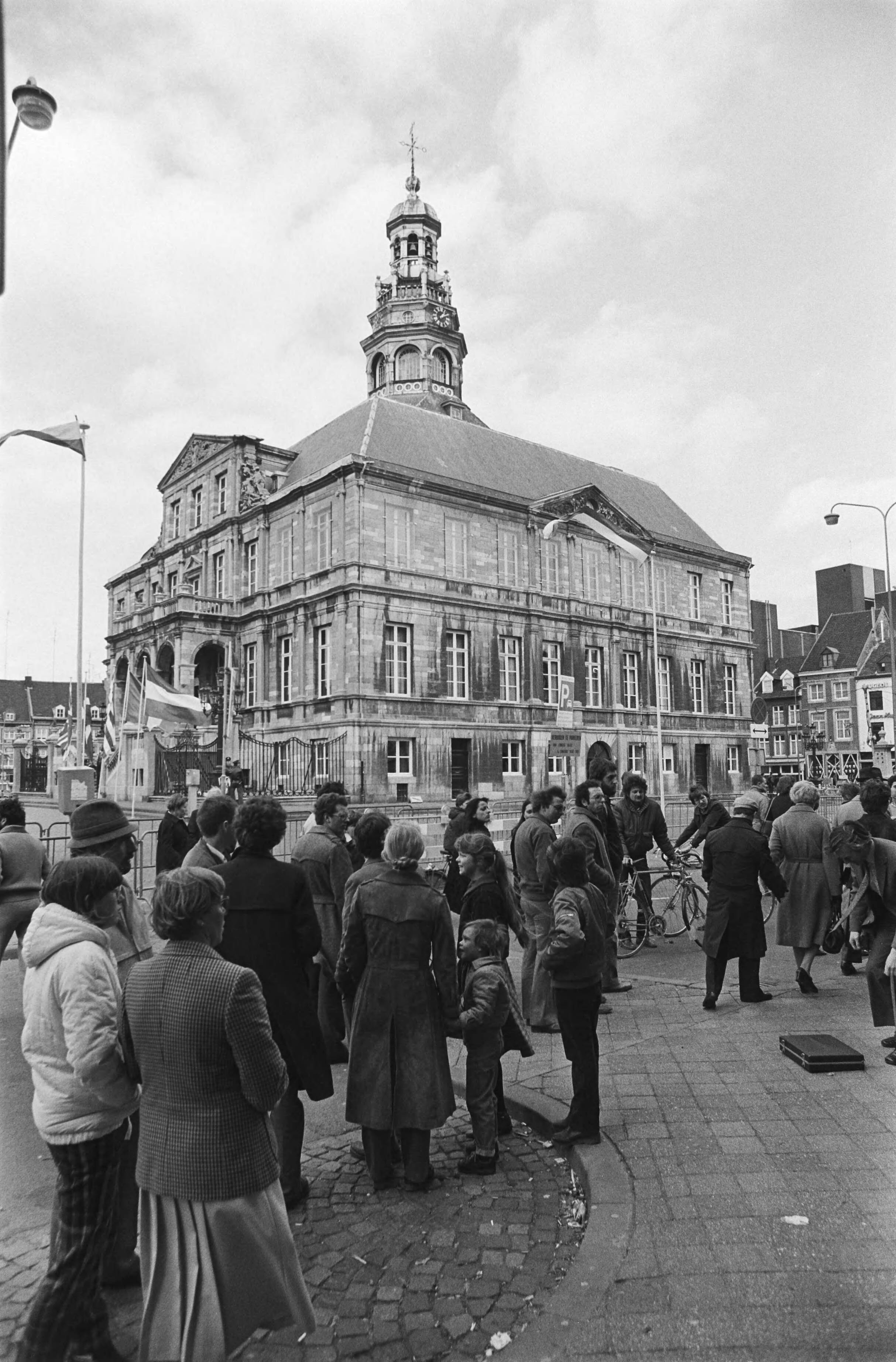 Fotocollectie Anefo — Europese Raad in Maastricht, grote belangstelling bij het Stadhuis in Maastricht — Foto: Croes, Rob C. / Anefo. Licentie: Set B: Rechtenvrij / Publiek Domein. Bron: Nationaal Archief. http://hdl.handle.net/10648/acf7c3d0-d0b4-102d-bcf8-003048976d84