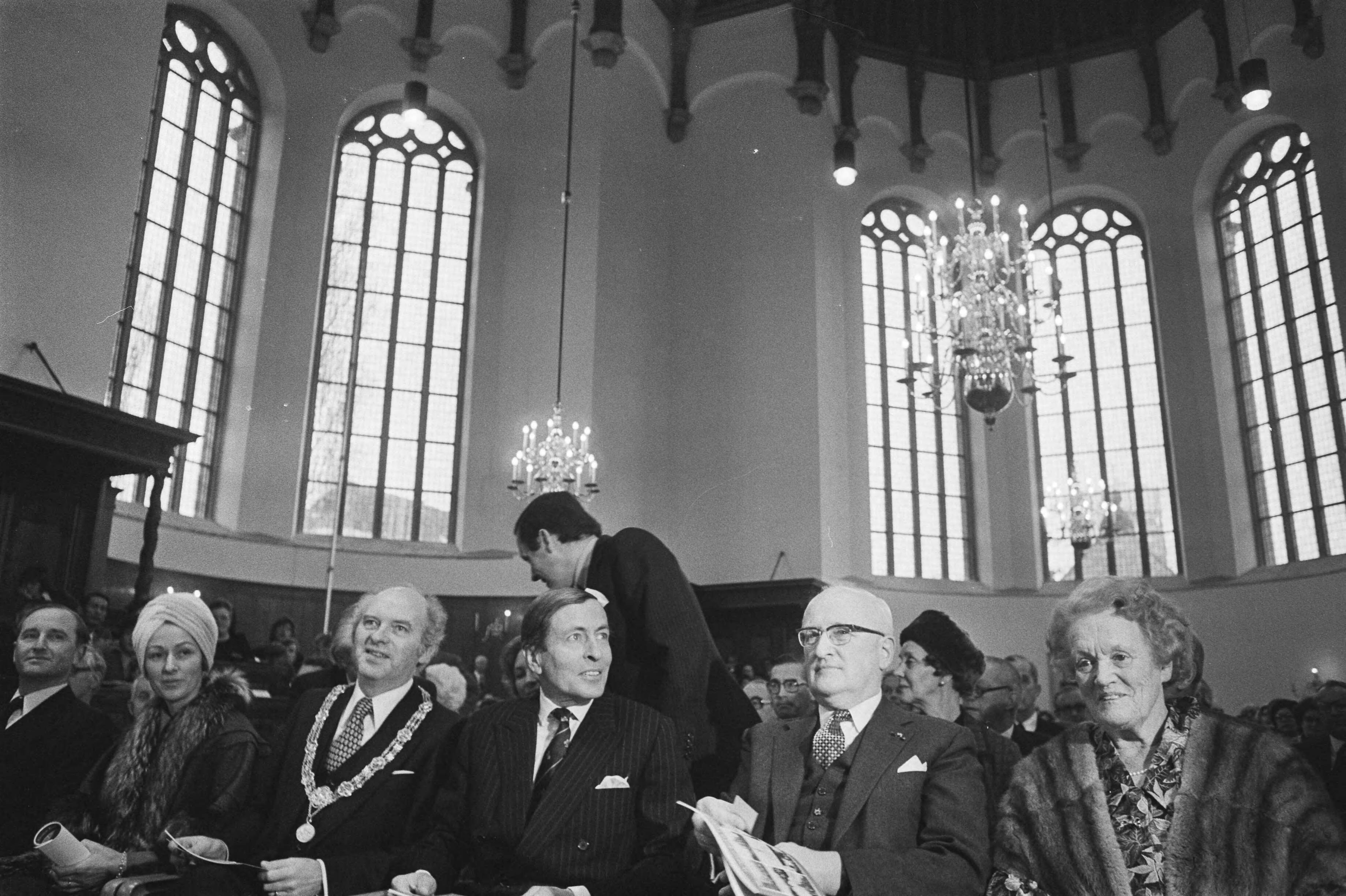 Fotocollectie Anefo — Prins Claus aanwezig bij overdracht gerestaureerde Nieuwe Kerk in Den Haag ; Prins Claus met burgemeeste Schols (l) in de kerk — Foto: Verhoeff, Bert / Anefo. Licentie: Set B: Rechtenvrij / Publiek Domein. Bron: Nationaal Archief. http://hdl.handle.net/10648/ac921a80-d0b4-102d-bcf8-003048976d84