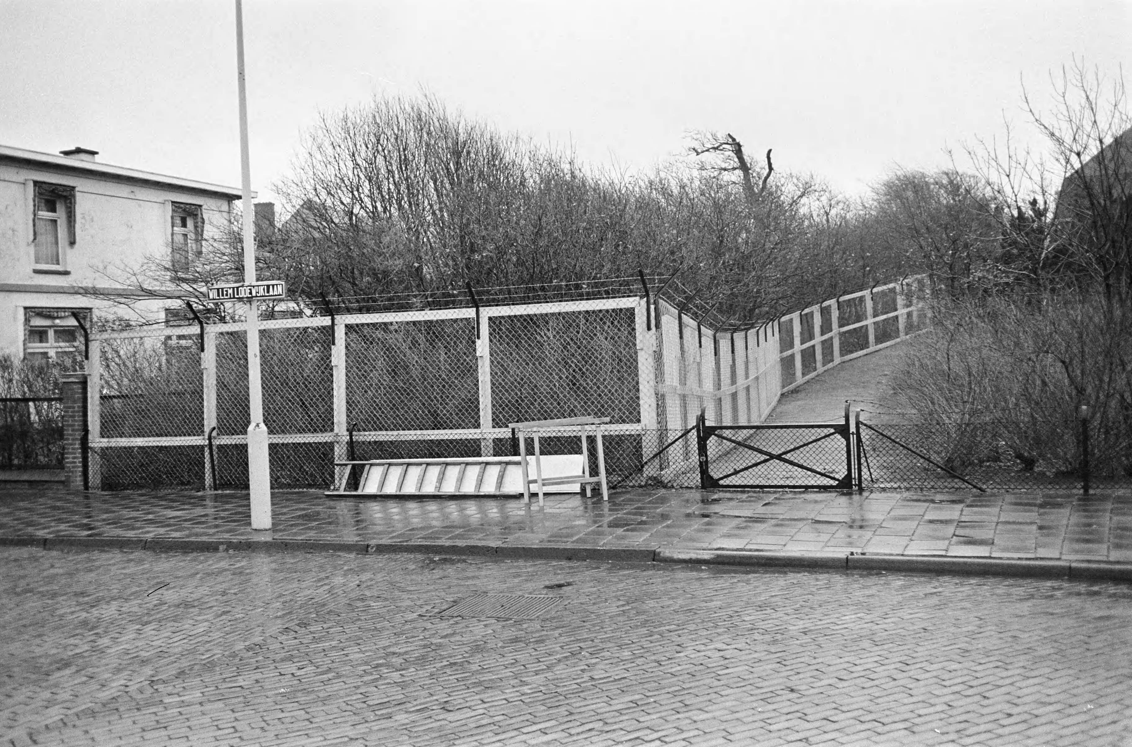 Fotocollectie Anefo — Hek om Chinese legatie te Den Haag — Foto: Koch, Eric / Anefo. Licentie: Set B: Rechtenvrij / Publiek Domein. Bron: Nationaal Archief. http://hdl.handle.net/10648/ab075a54-d0b4-102d-bcf8-003048976d84