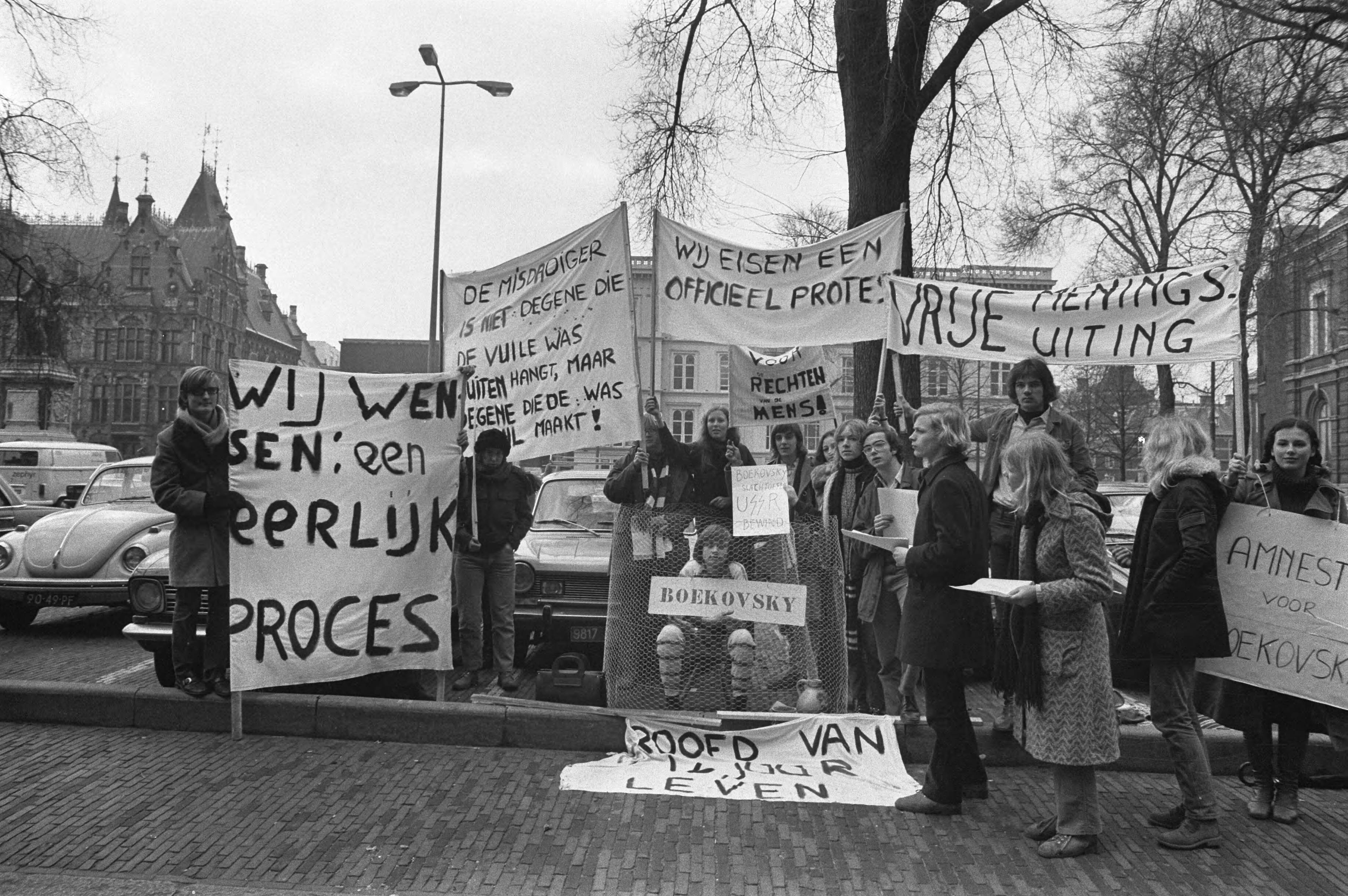 Fotocollectie Anefo — Demonstratie in Den Haag voor Russische schrijver Boekovsky — Foto: Mieremet, Rob / Anefo. Licentie: Set B: Rechtenvrij / Publiek Domein. Bron: Nationaal Archief. http://hdl.handle.net/10648/abe06ea2-d0b4-102d-bcf8-003048976d84