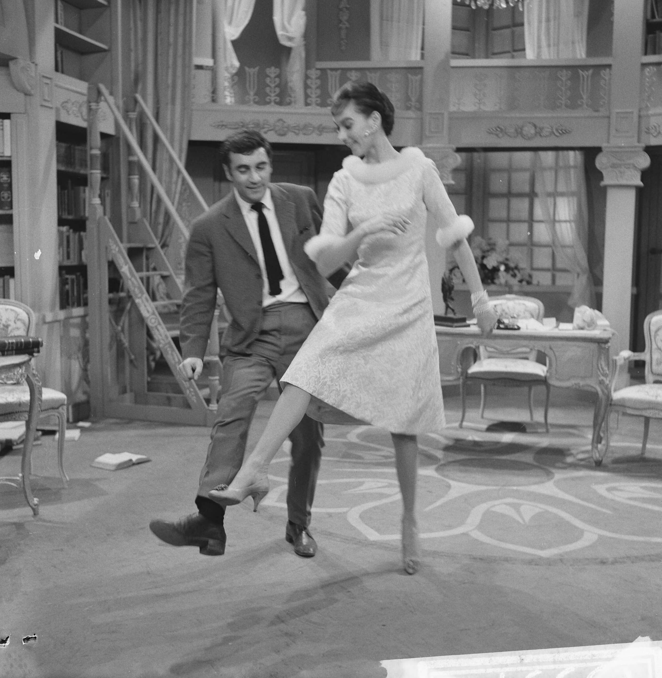Fotocollectie Anefo — Televisieoperette "Mijn zusje en ik". Sigrid Koetse en Maxim Hamel — Foto: Gelderen, Hugo van / Anefo. Licentie: Set B: Rechtenvrij / Publiek Domein. Bron: Nationaal Archief. http://hdl.handle.net/10648/a9f2bc26-d0b4-102d-bcf8-003048976d84