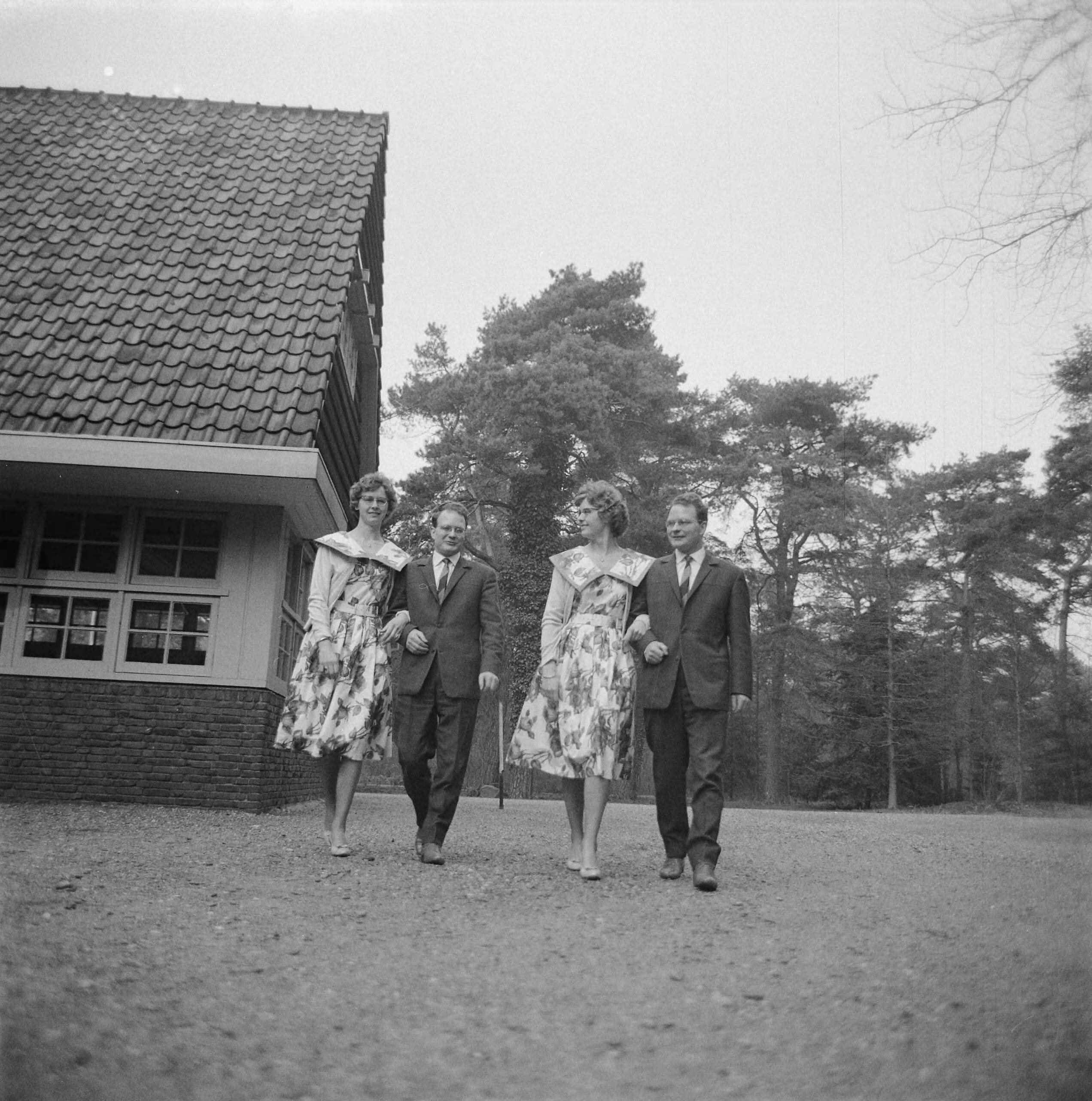 Fotocollectie Anefo — Tweelingencongres in het conferentieoord Woudschoten te Zeist — Foto: Nijs, Jac. de / Anefo. Licentie: Set B: Rechtenvrij / Publiek Domein. Bron: Nationaal Archief. http://hdl.handle.net/10648/a9c9cb36-d0b4-102d-bcf8-003048976d84