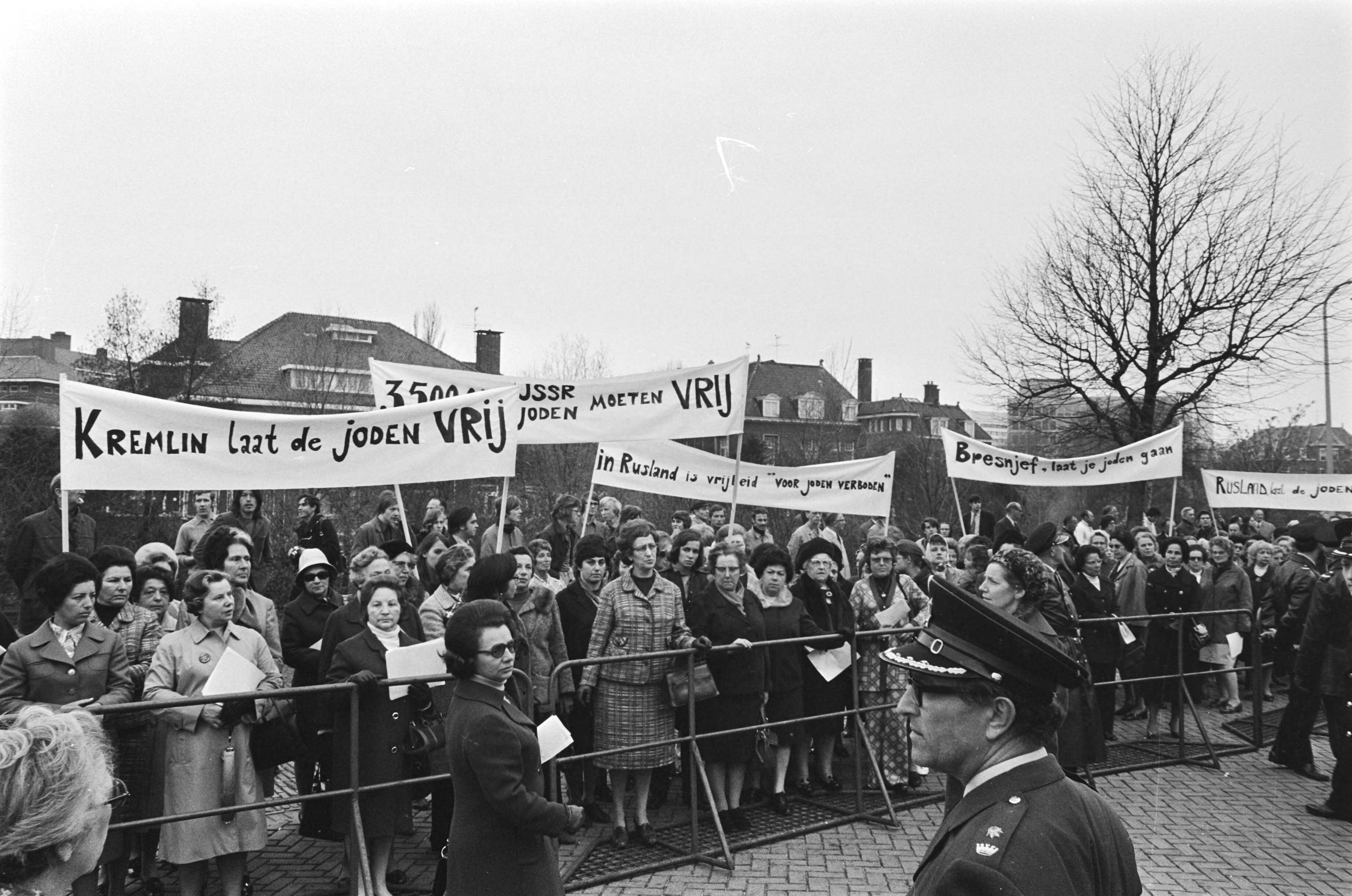 Protest van joodse vrouwenorganisaties bij de Russische ambassade in Den Haag tegen de behandeling van joden in Rusland — Demonstranten met borden en spandoeken — Foto: Fotograaf Onbekend / Anefo. Licentie: Set B: Rechtenvrij / Publiek Domein. Bron: Nationaal Archief. http://hdl.handle.net/10648/abbbfc02-d0b4-102d-bcf8-003048976d84