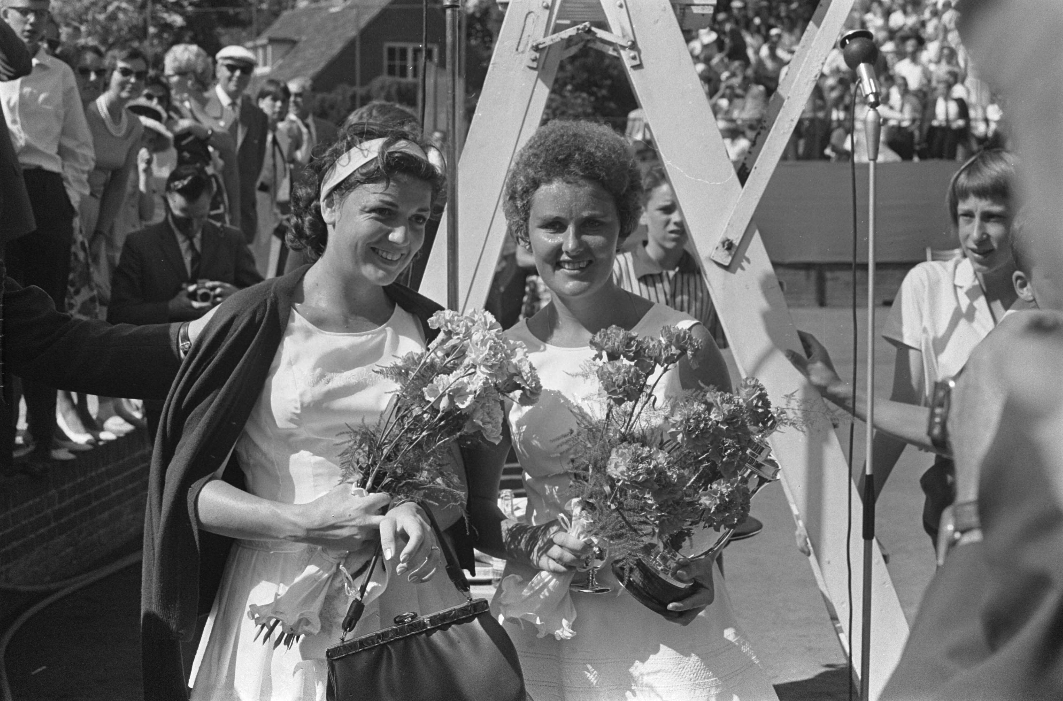 Fotocollectie Anefo — Tennis te Hilversum. Winnares damesenkel Lesley Turner (Australië, rechts) en Renée Schuurman (Zuid-Afrika, links) die verloor — Foto: Gelderen, Hugo van / Anefo. Licentie: Set B: Rechtenvrij / Publiek Domein. Bron: Nationaal Archief. http://hdl.handle.net/10648/aa3ff162-d0b4-102d-bcf8-003048976d84
