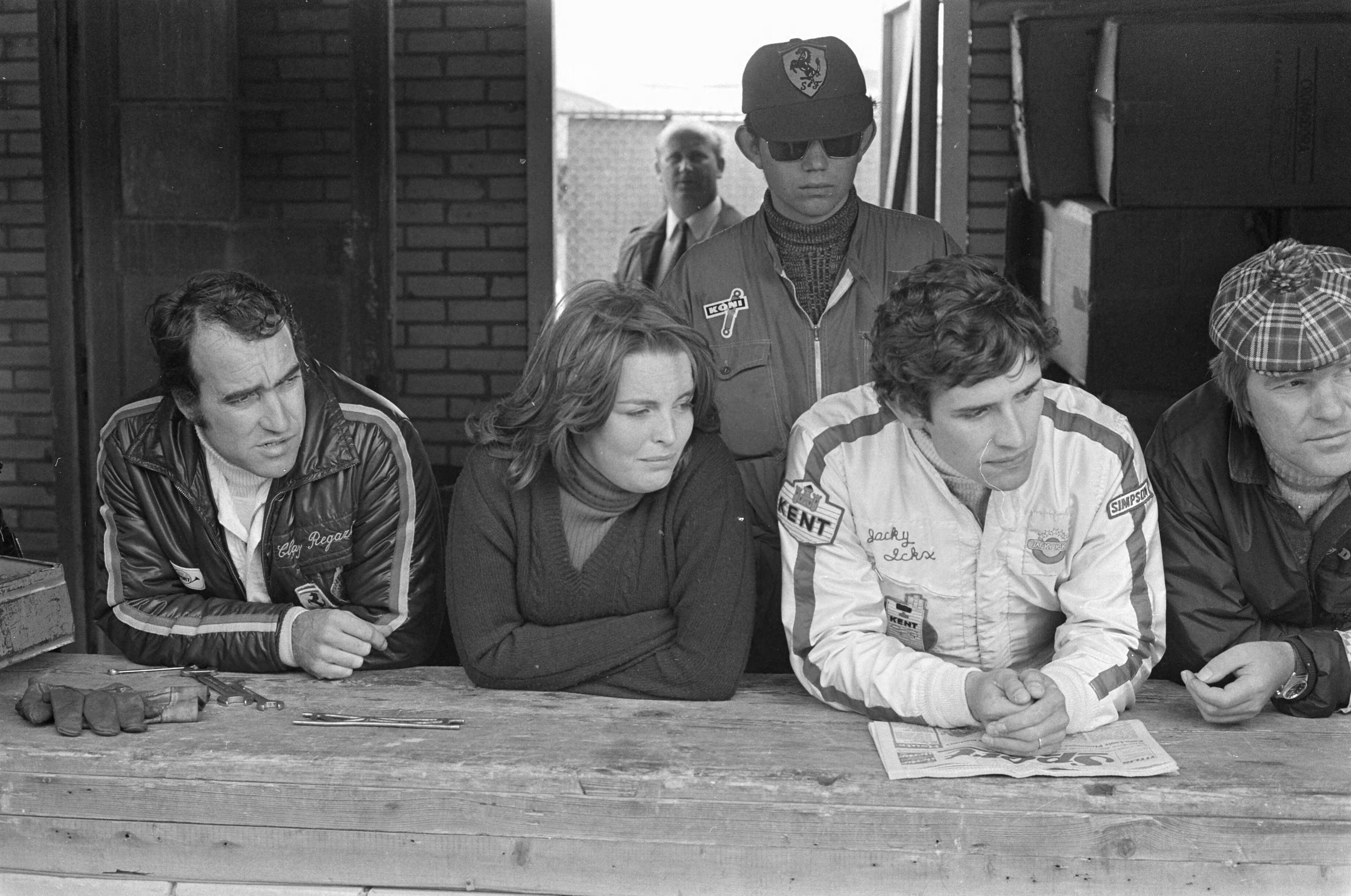 Training voor de Grand Prix van 1971 op Zandvoort voor formule 1-wagens — V.l.n.r. Clay Regazzoni (Zwitserland), Catherine Blaton (de echtgenote van Ickx) en Jacky Ickx (België) — Foto: Fotograaf Onbekend / Anefo. Licentie: Set B: Rechtenvrij / Publiek Domein. Bron: Nationaal Archief. http://hdl.handle.net/10648/abc39a7a-d0b4-102d-bcf8-003048976d84