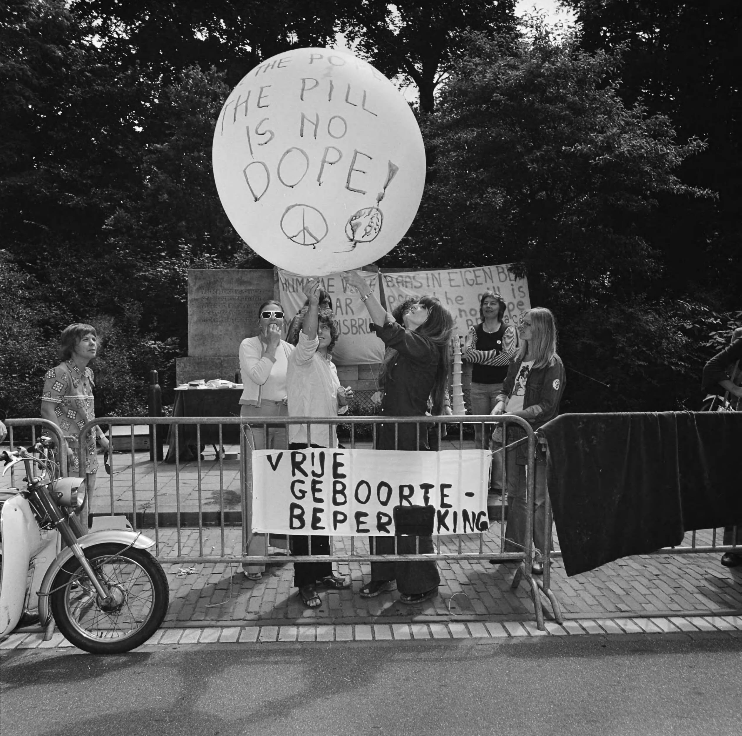 Fotocollectie Anefo — Dolle Mina beweging protesteert bij Pauselijke Nuntius te Den Haag tegen geboortebeperkingsvoorschriften van RK-kerk — Foto: Mieremet, Rob / Anefo. Licentie: Set B: Rechtenvrij / Publiek Domein. Bron: Nationaal Archief. http://hdl.handle.net/10648/ac32820a-d0b4-102d-bcf8-003048976d84